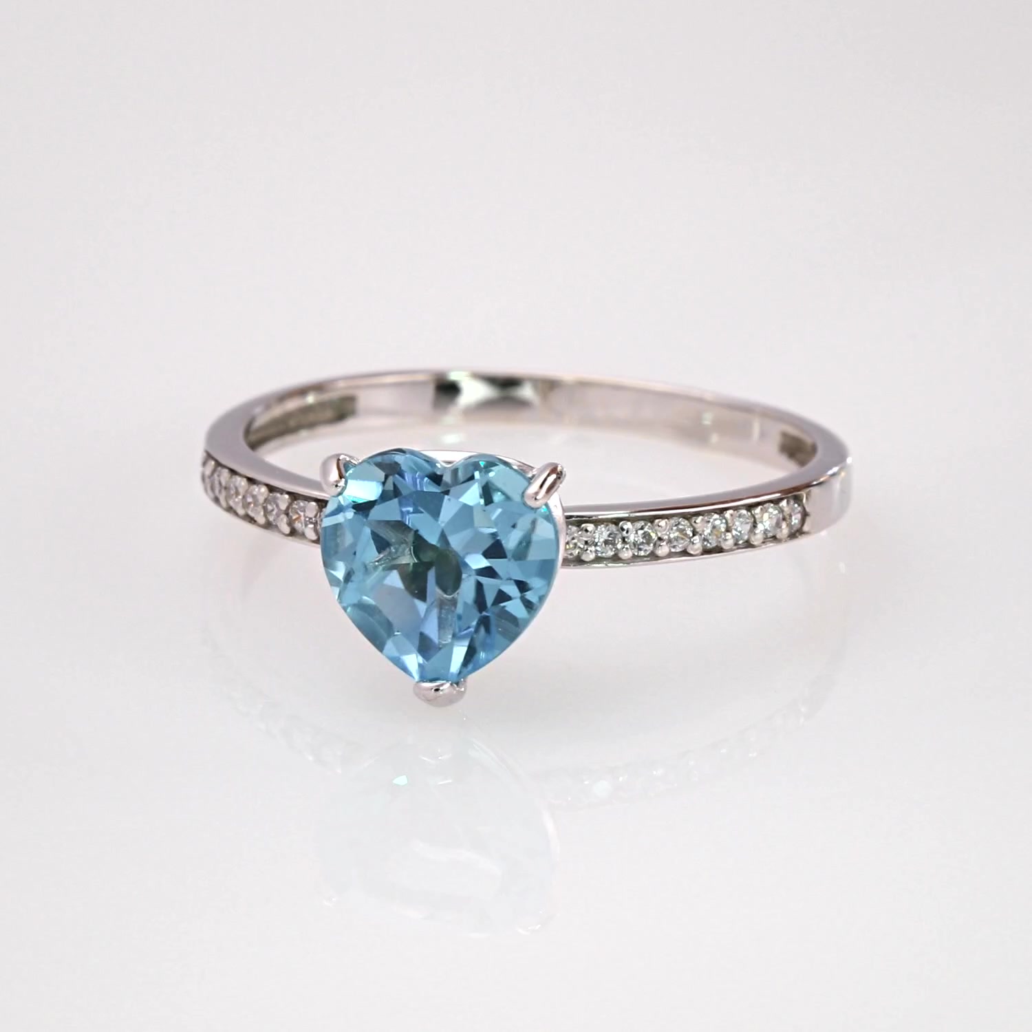 Золотое кольцо с топазом Swiss и фианитами