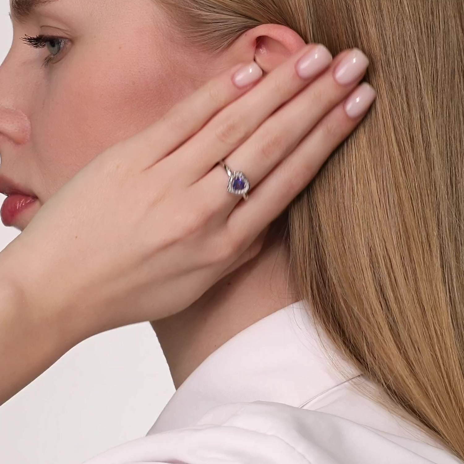 Золотое кольцо с танзанитом и бриллиантами