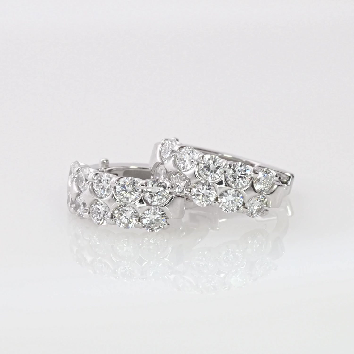 Золотые серьги с бриллиантами выращенными