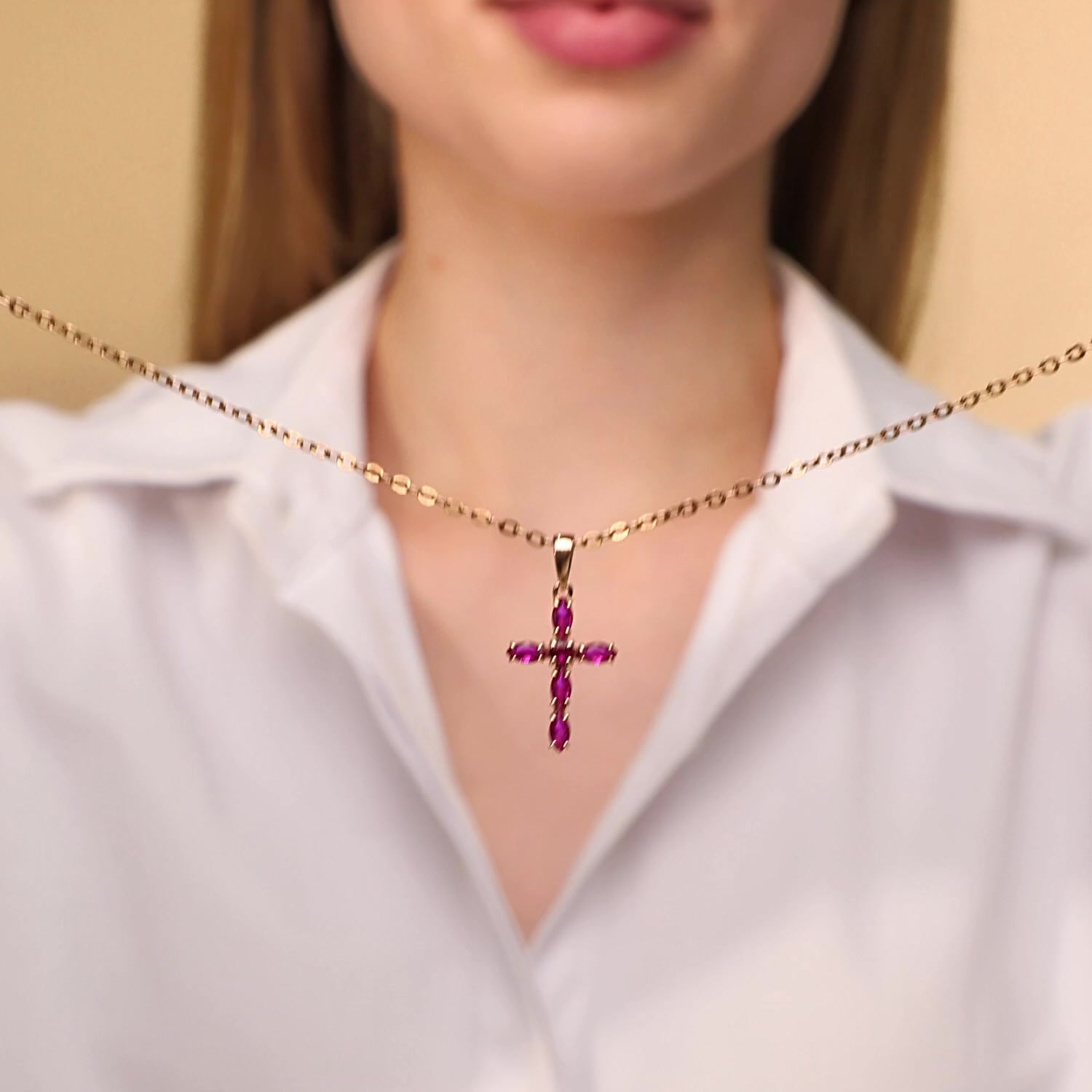 Золотая подвеска с рубинами выращенными