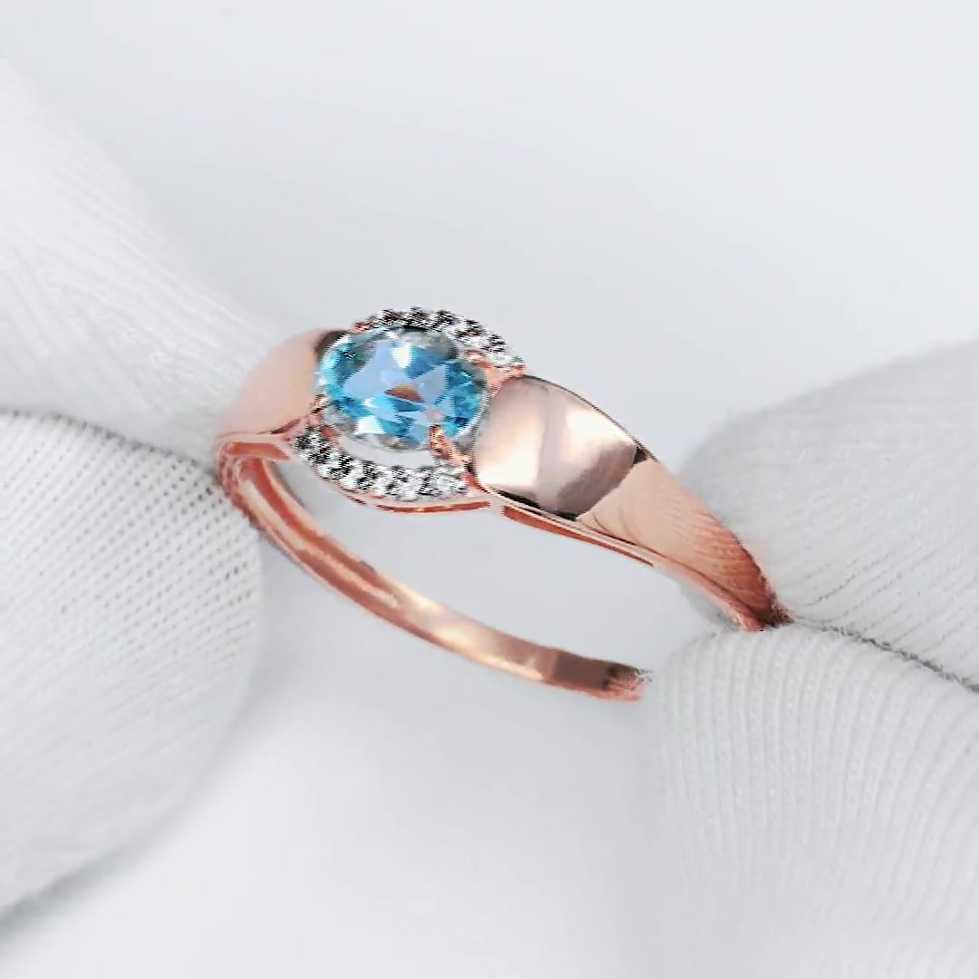 Золотое кольцо с топазом Sky и фианитами