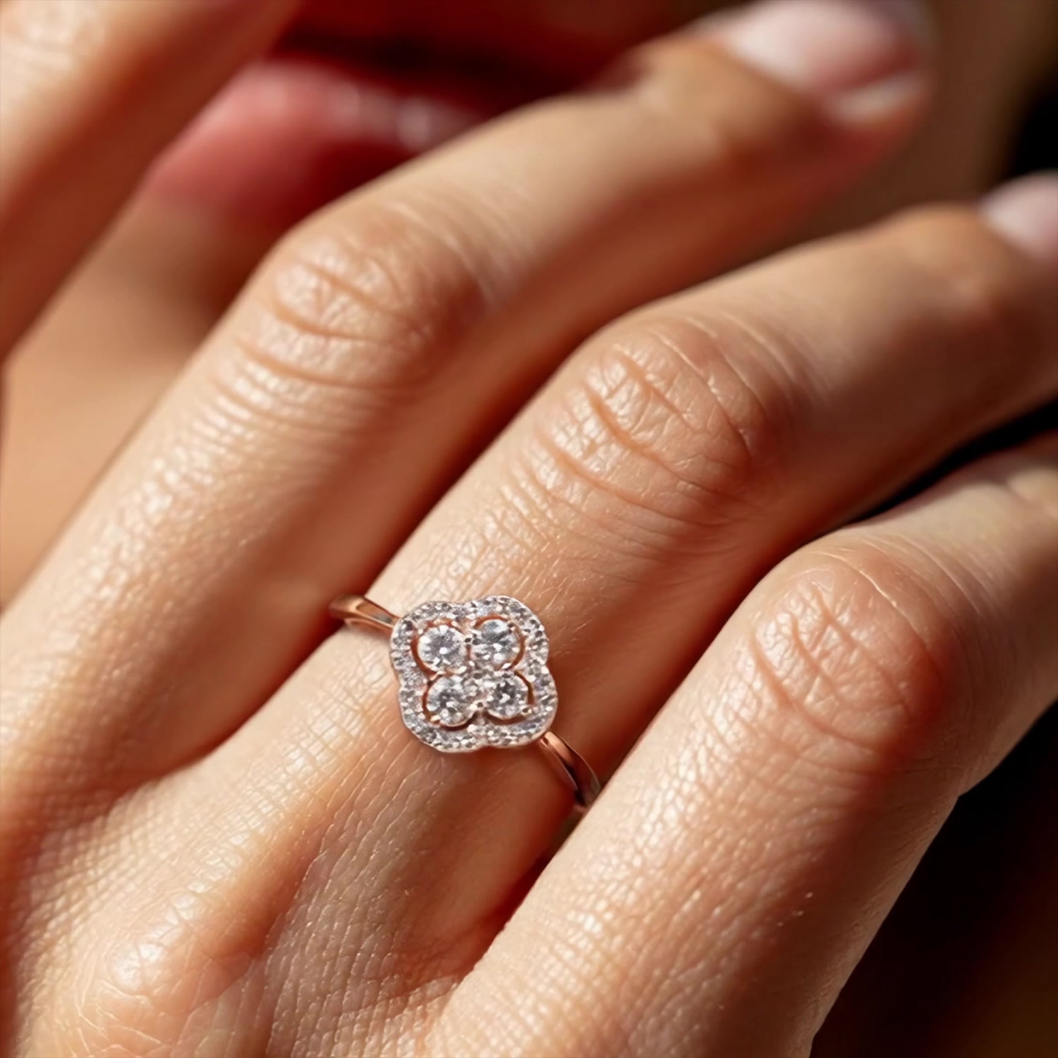 Золотое кольцо с бриллиантами выращенными