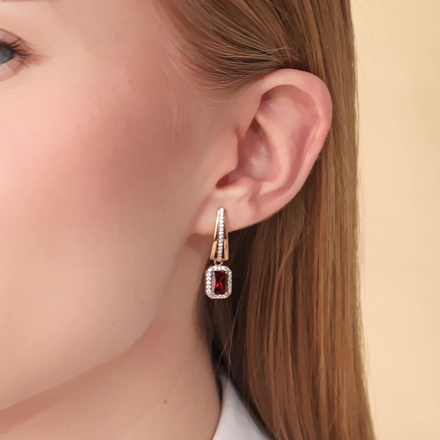 Золотые серьги с гранатом и фианитами