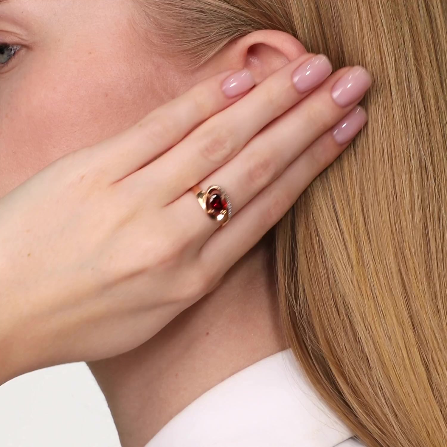 Золотое кольцо с гранатом и фианитами