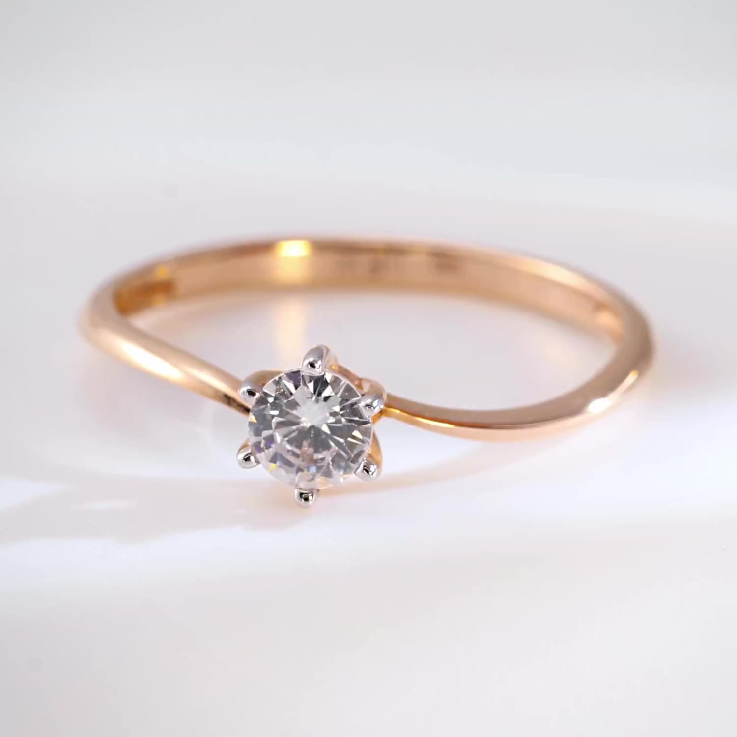 Золотое кольцо с фианитом