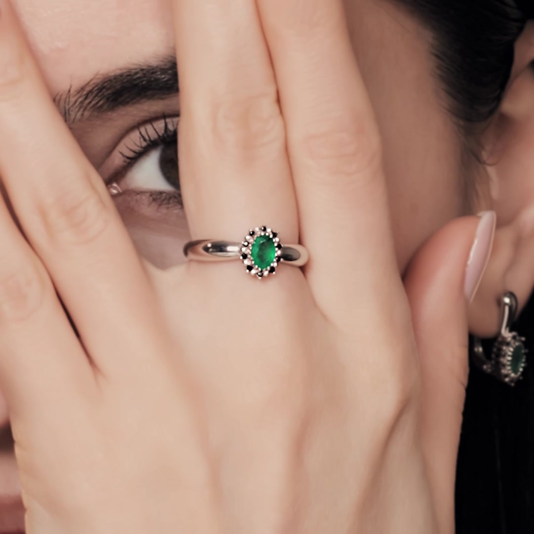 Серебряное кольцо с изумрудом и шпинелью