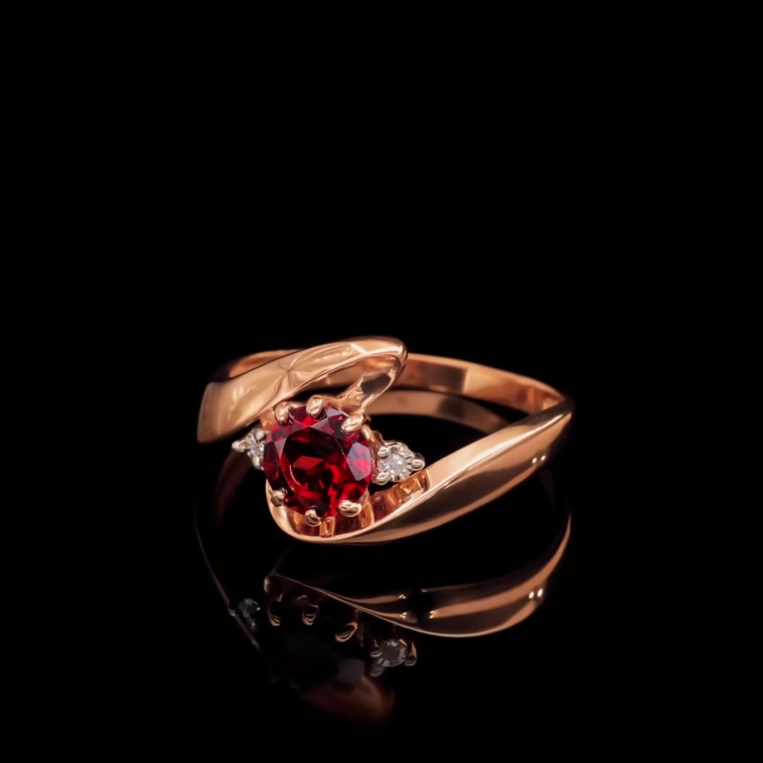 Золотое кольцо с гранатом и бриллиантами