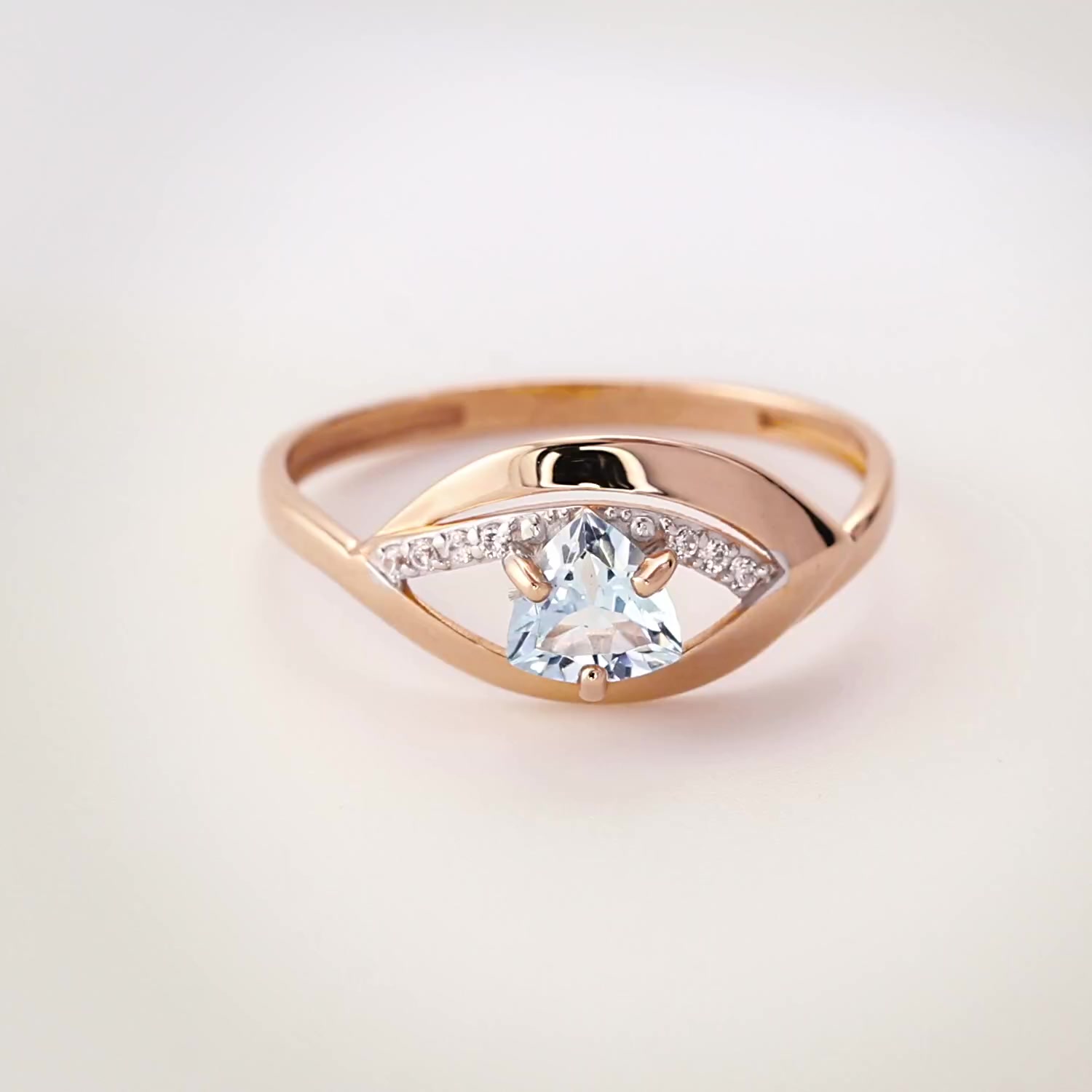 Золотое кольцо с топазом Sky и фианитами