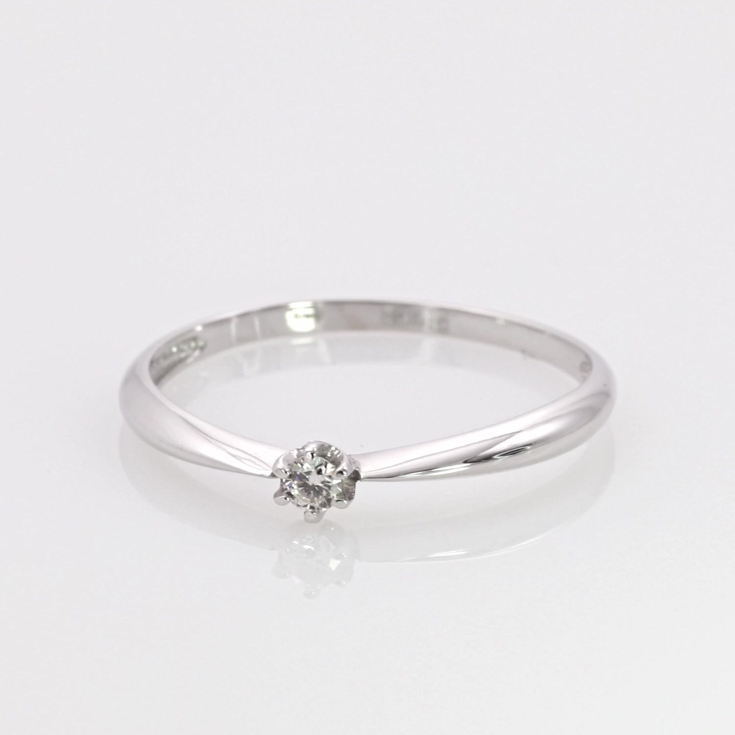 Золотое кольцо с бриллиантом