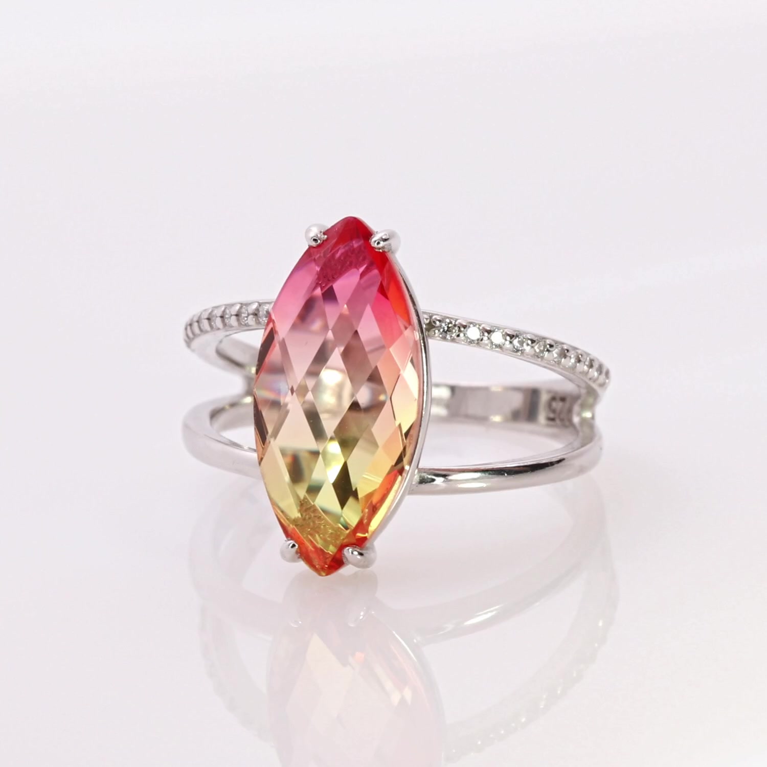 Серебряное кольцо с имитацией кварца и фианитами