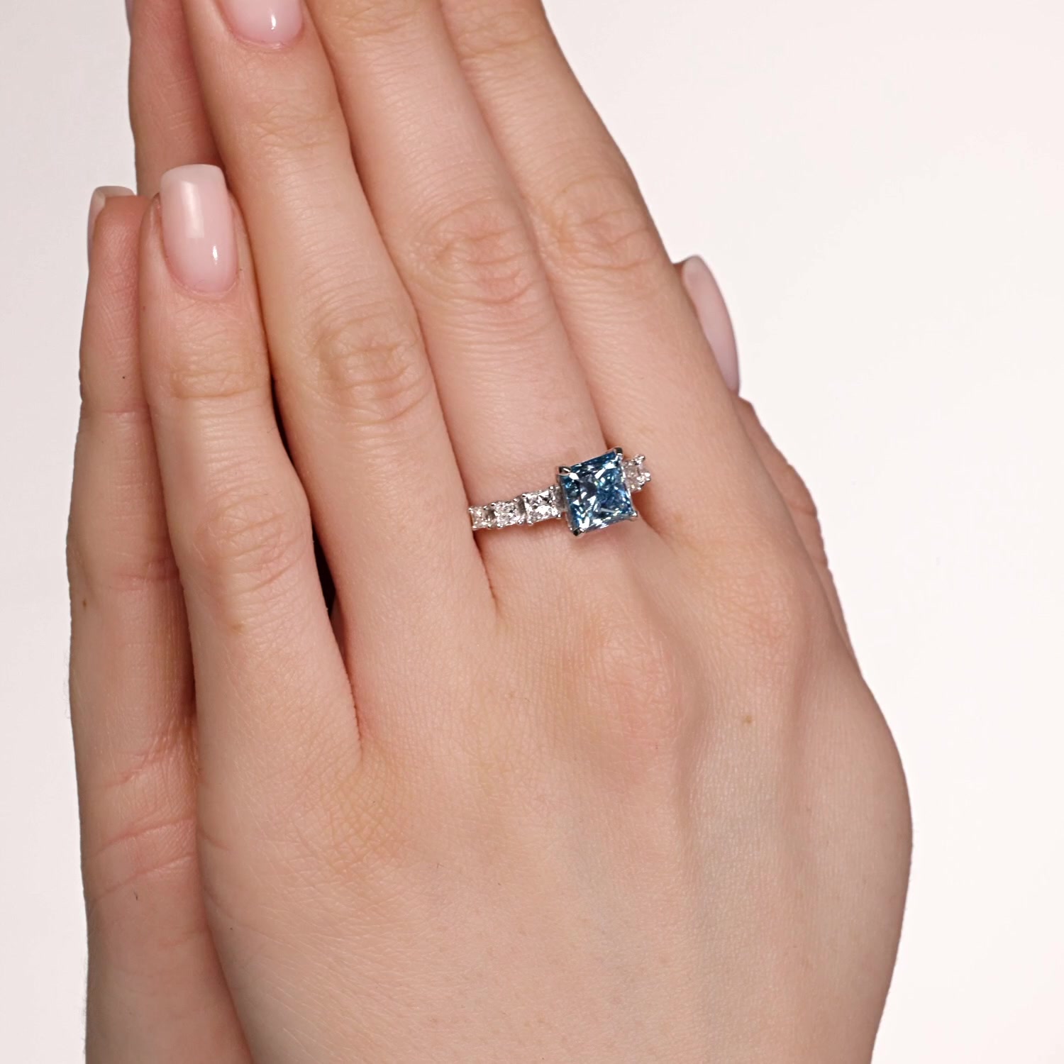 Золотое кольцо с бриллиантами выращенными