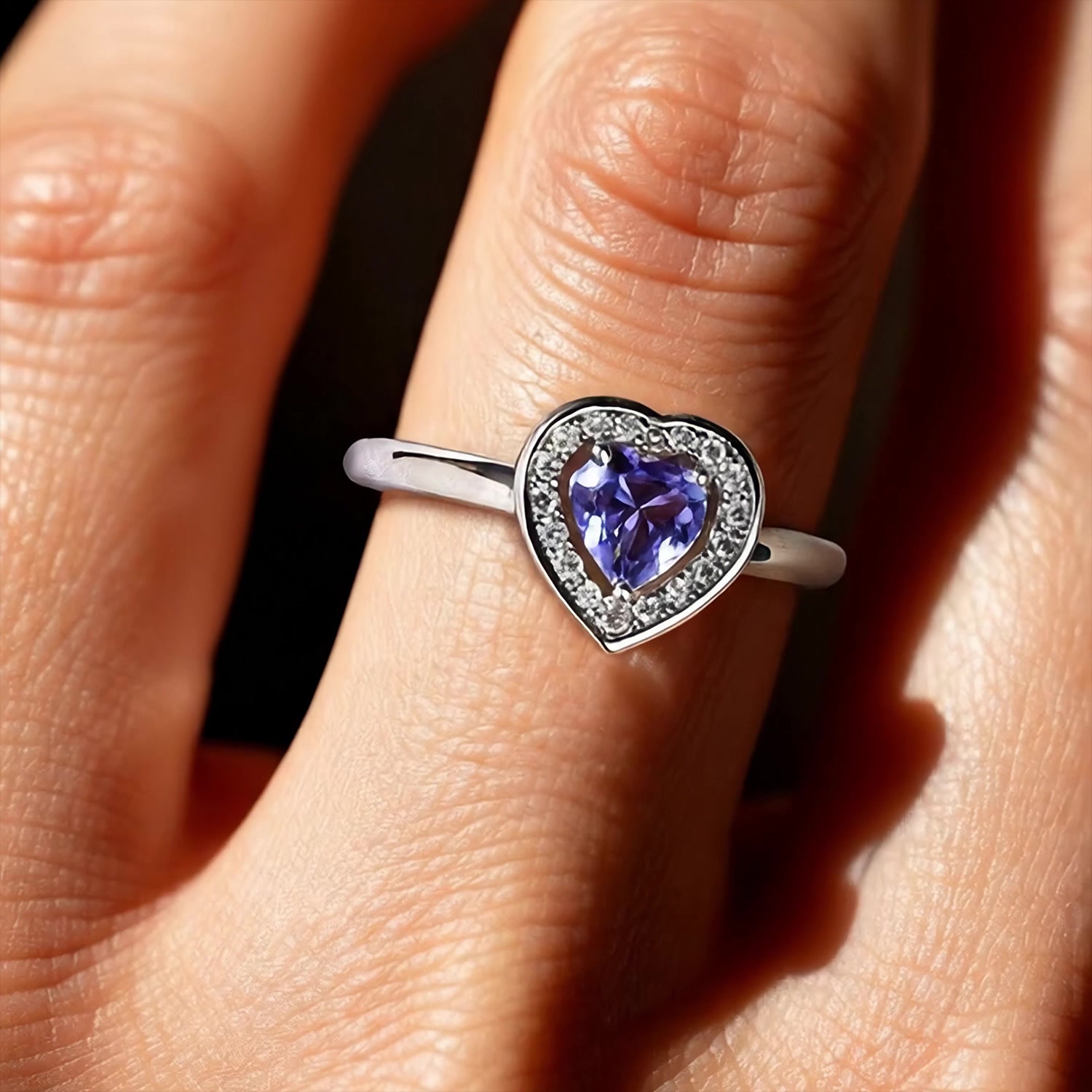 Золотое кольцо с танзанитом и бриллиантами