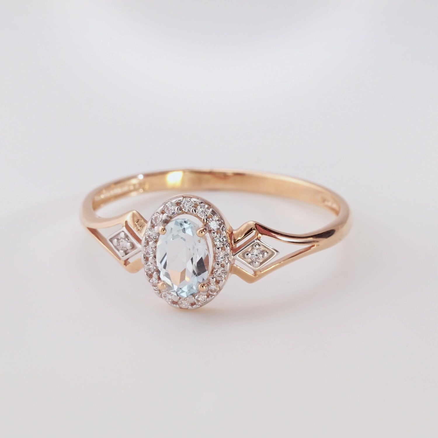 Золотое кольцо с топазом Sky и фианитами