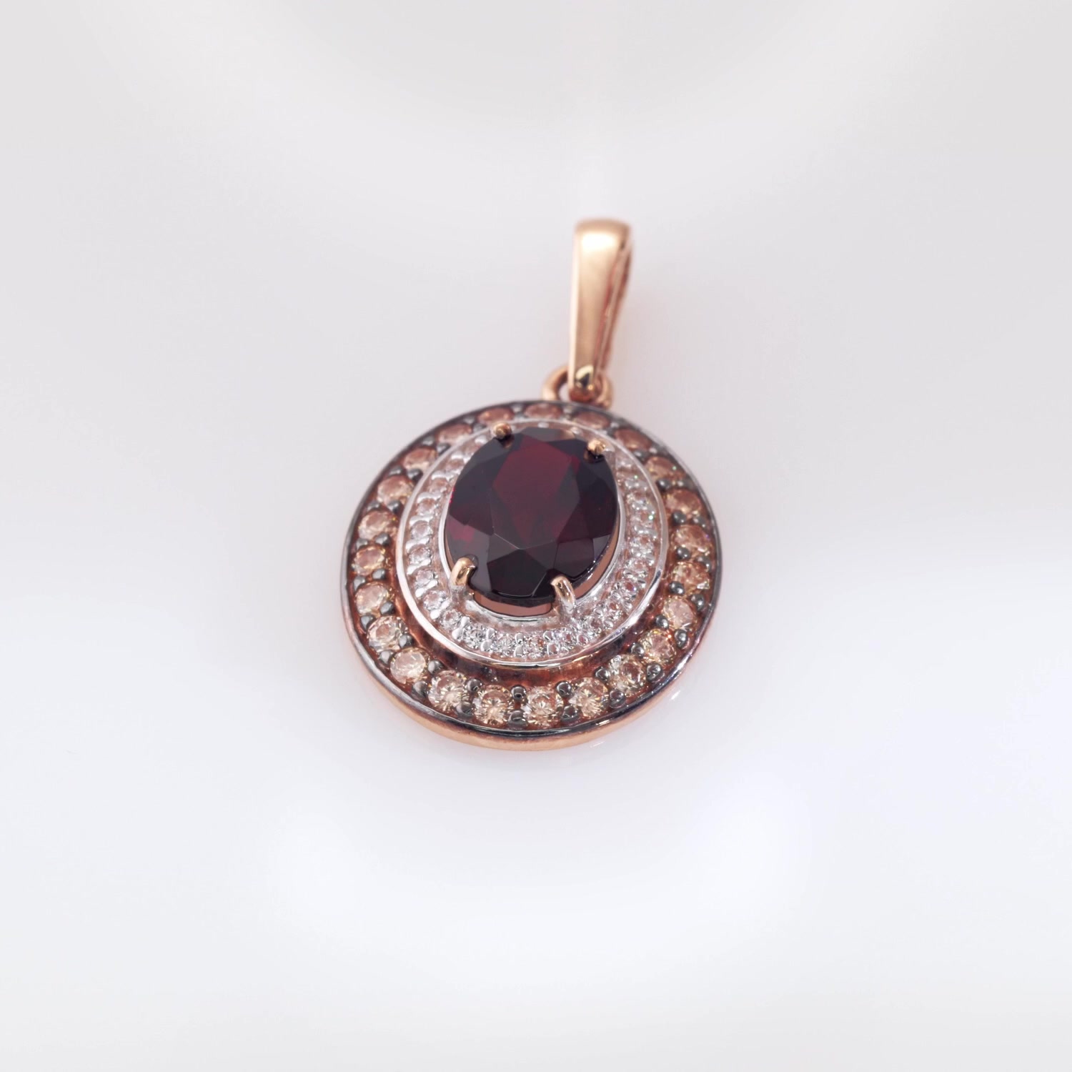 Золотая подвеска с гранатом и фианитами