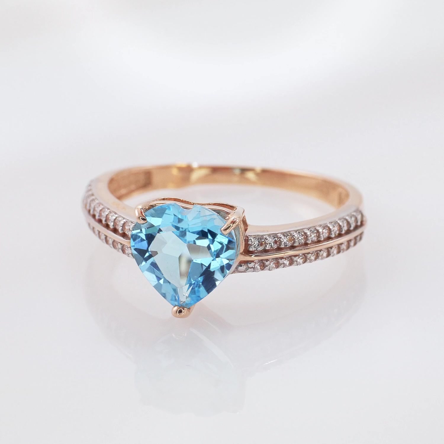 Золотое кольцо с топазом Swiss и фианитами