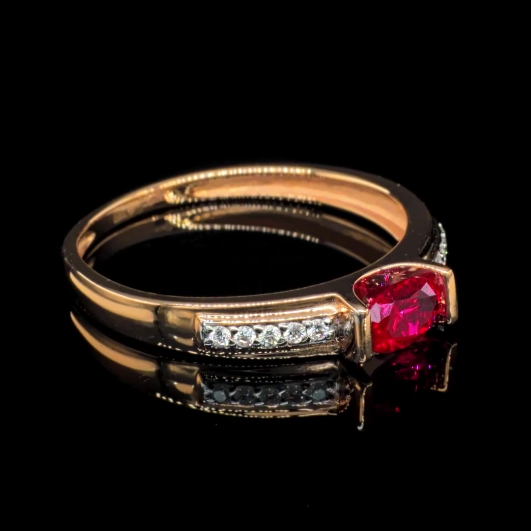 Золотое кольцо с рубином выращенным и бриллиантами