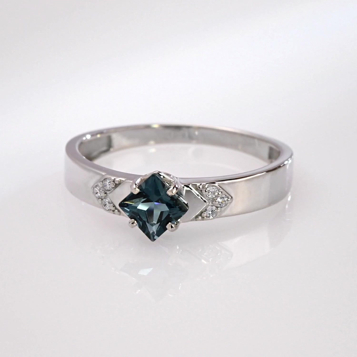 Золотое кольцо с топазом London и фианитами