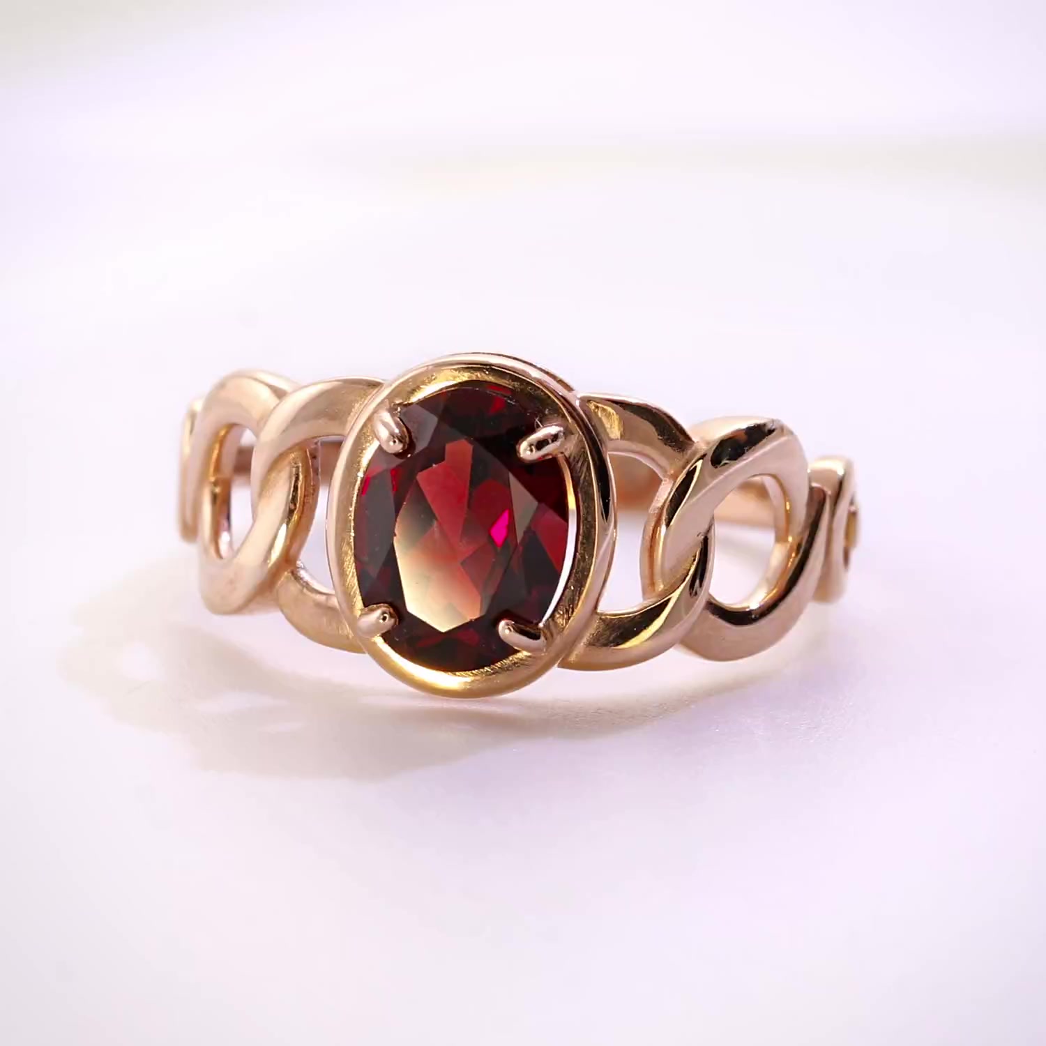 Золотое кольцо с гранатом