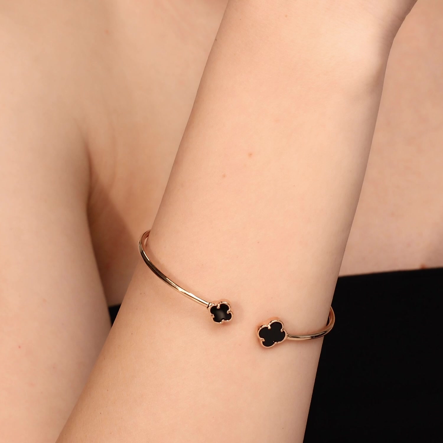 Золотой браслет с ониксом