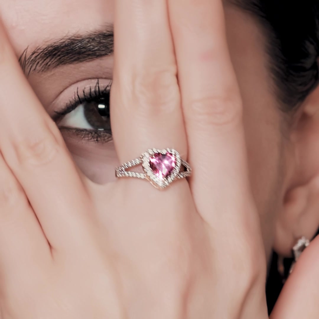 Золотое кольцо с топазом и фианитами