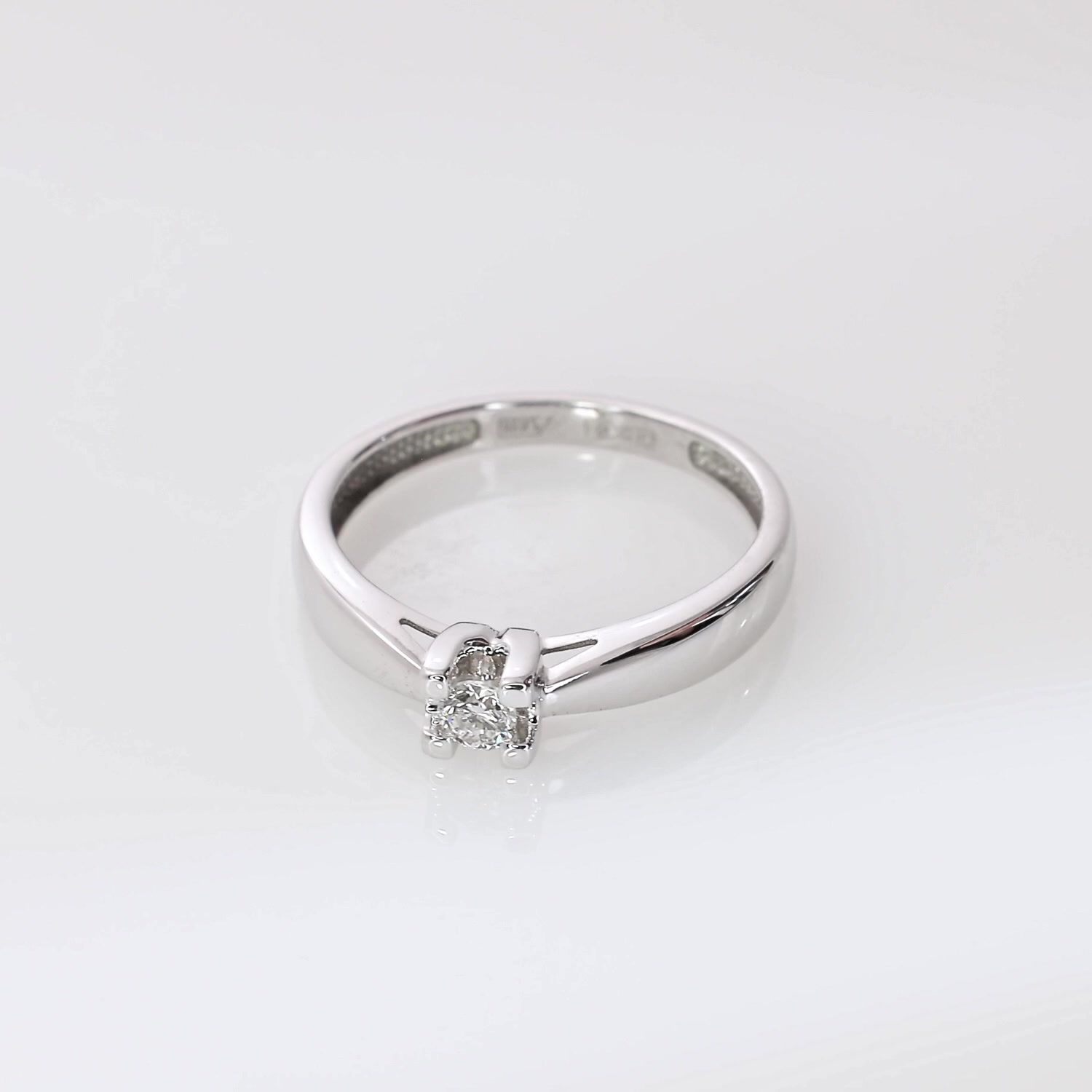 Золотое кольцо с бриллиантом