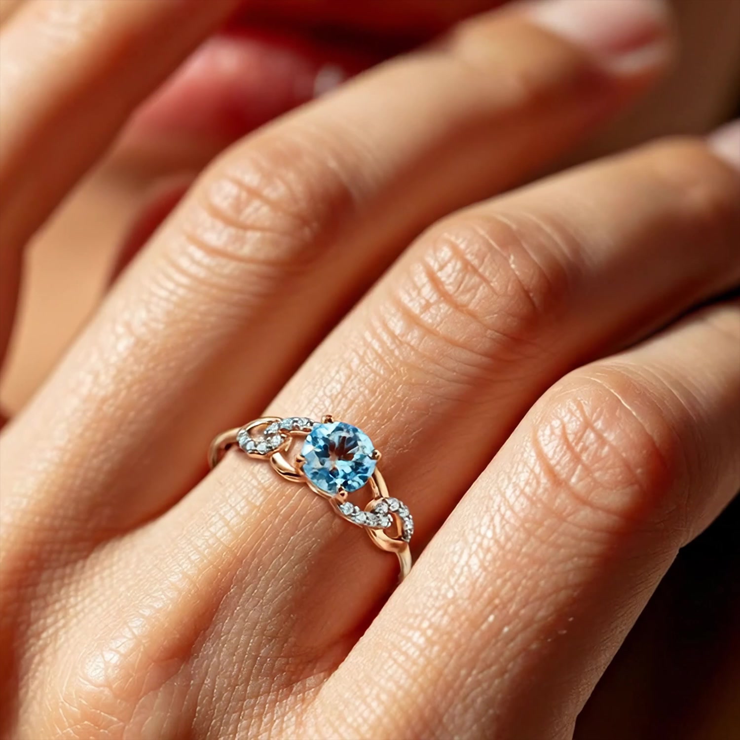 Золотое кольцо с топазом Sky и фианитами