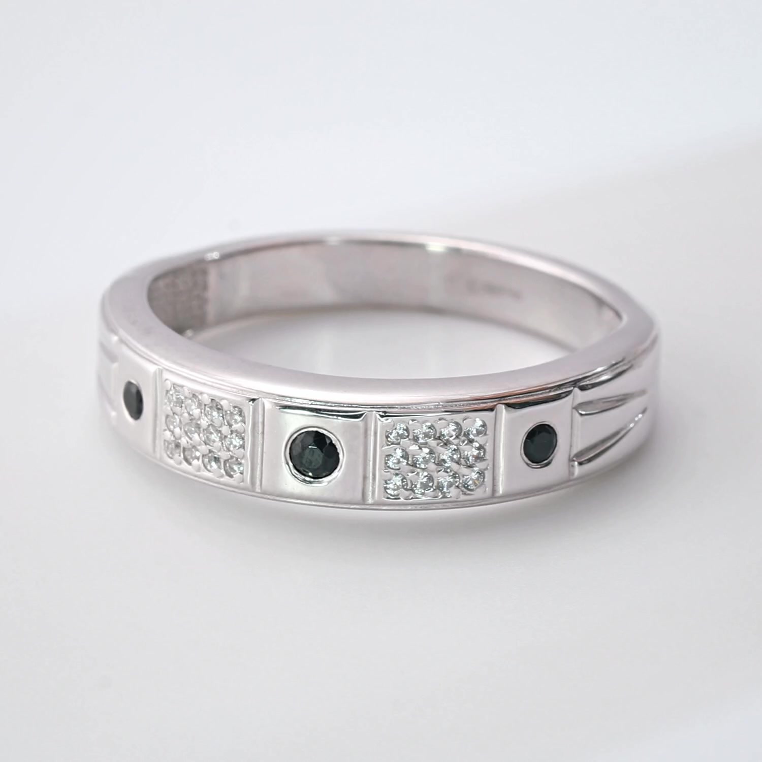 Серебряная печатка с фианитами