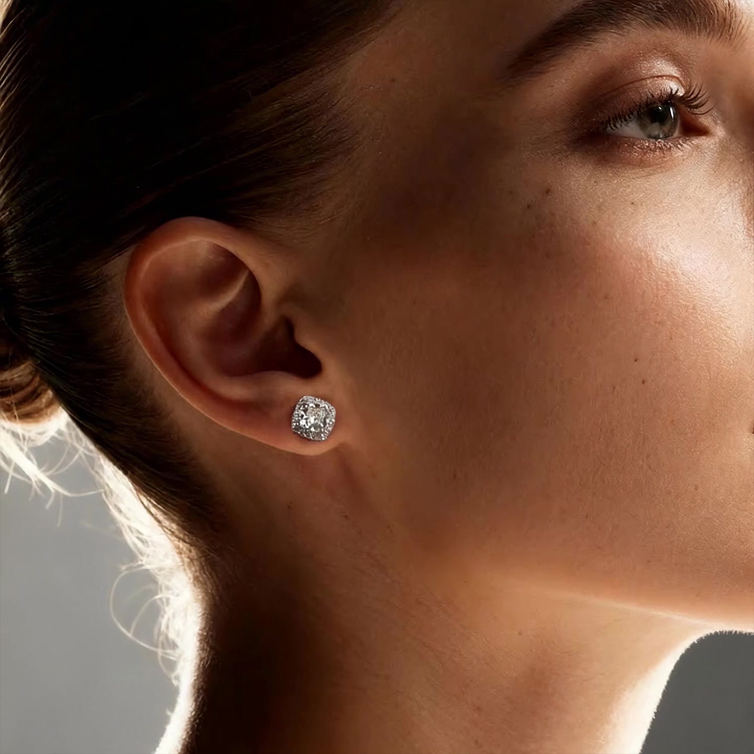 Золотые серьги с бриллиантами выращенными