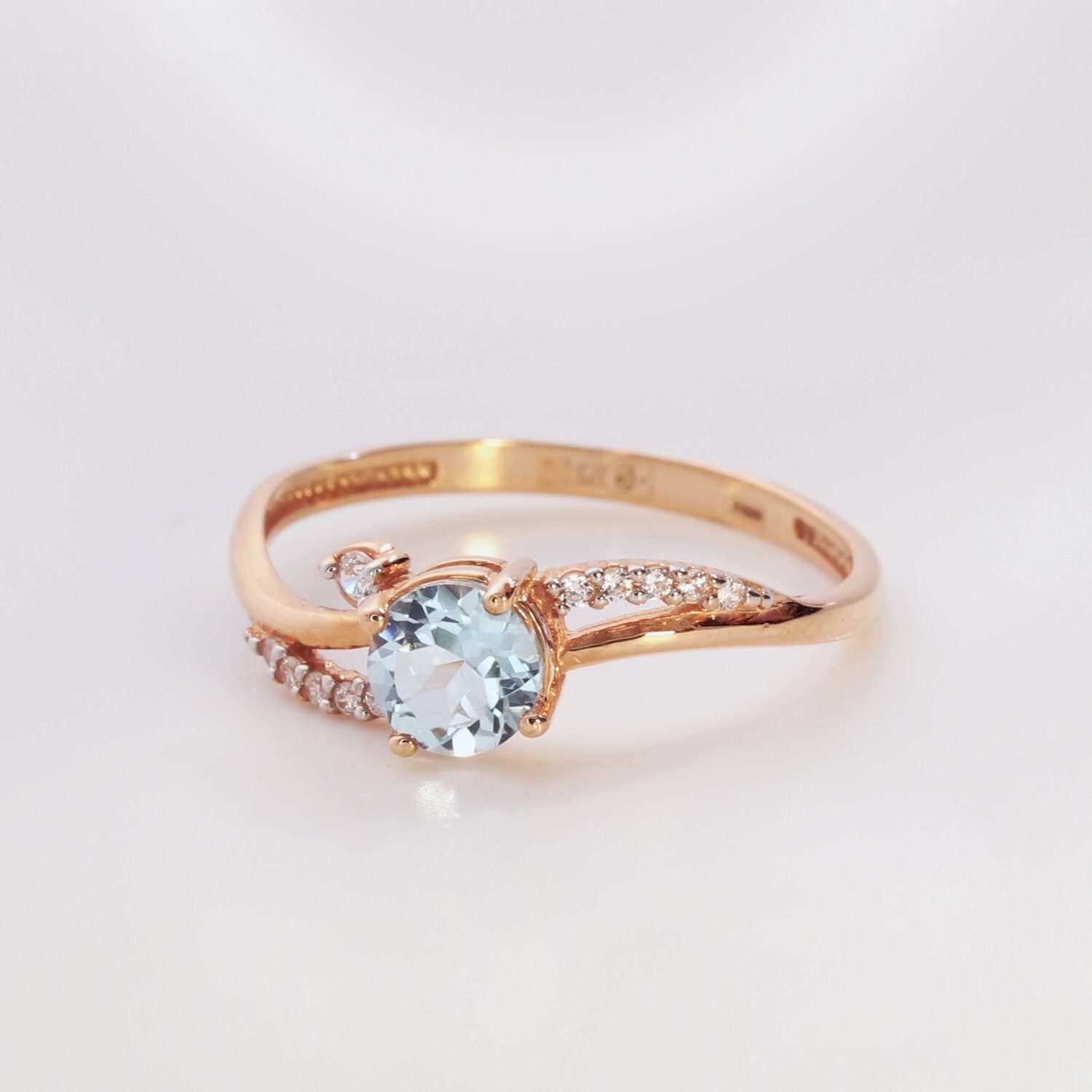 Золотое кольцо с топазом Sky и фианитами