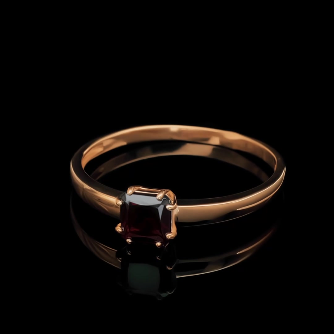 Золотое кольцо с гранатом