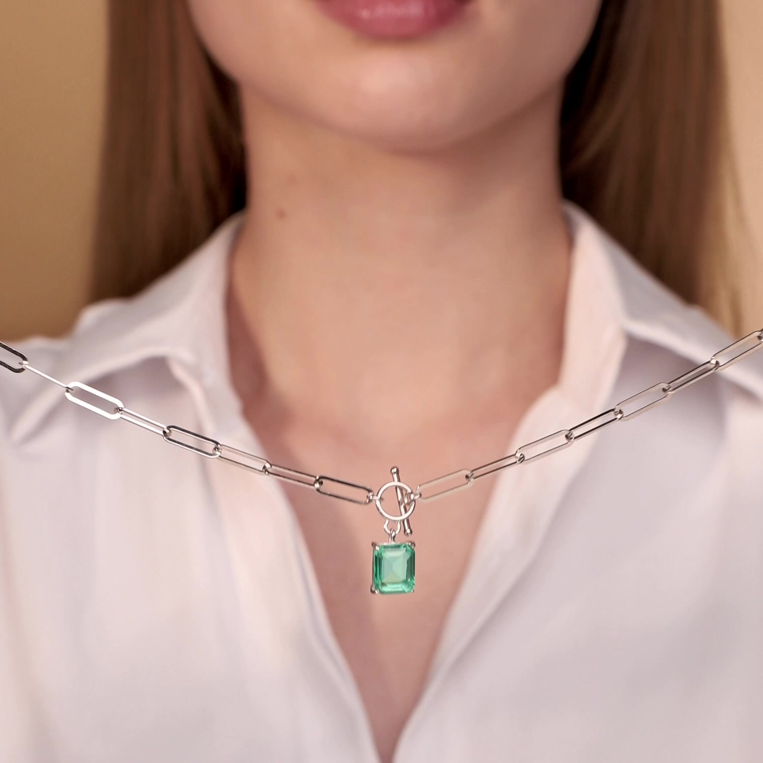 Серебряное колье с имитацией кварца