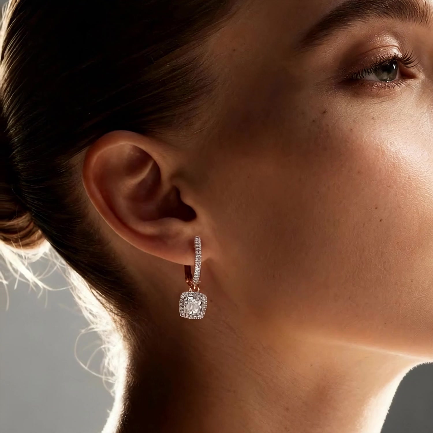 Золотые серьги с бриллиантами выращенными