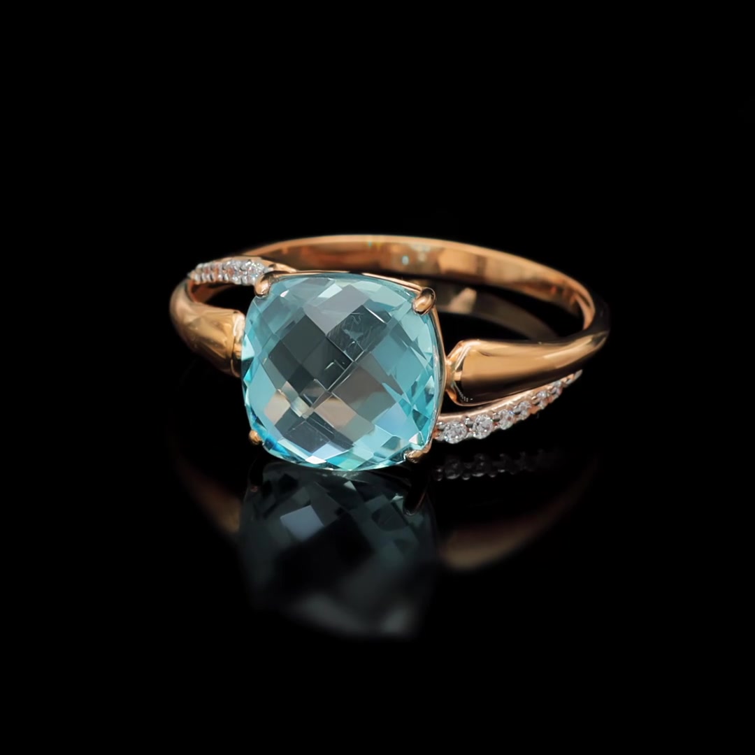 Золотое кольцо с топазом Sky и фианитами