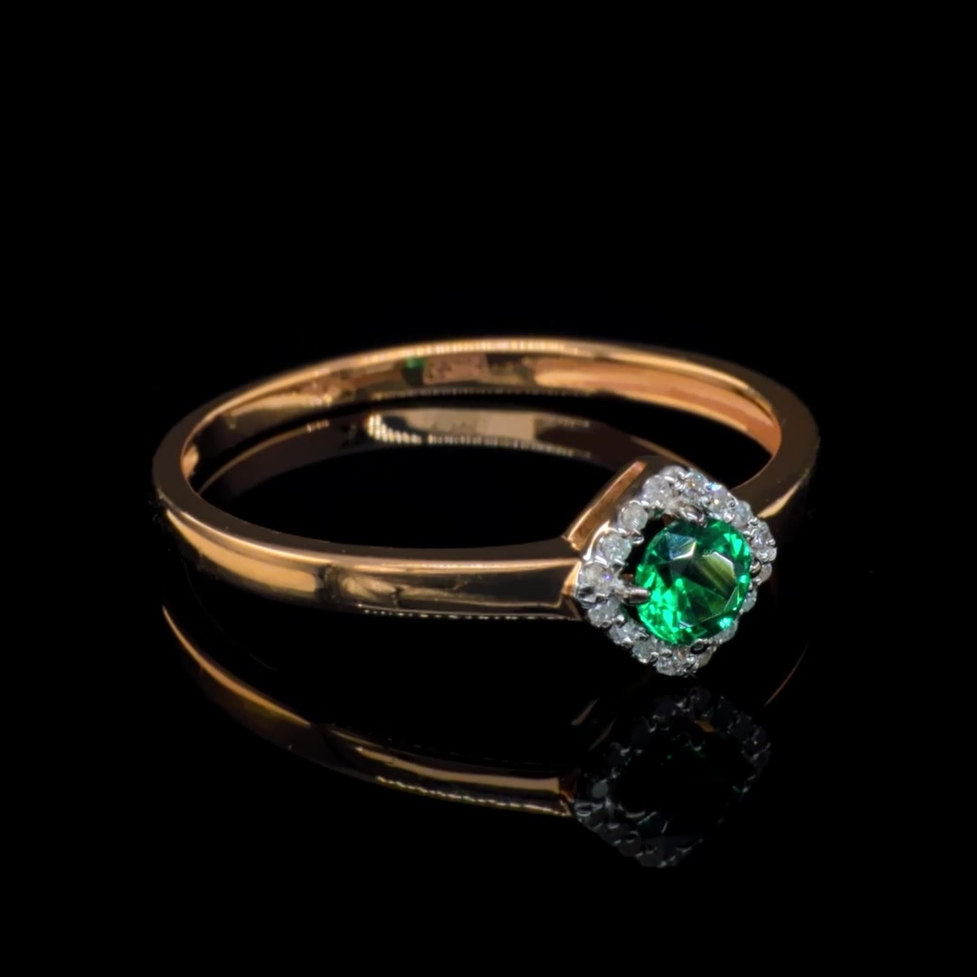 Золотое кольцо с изумрудом выращенным и бриллиантами