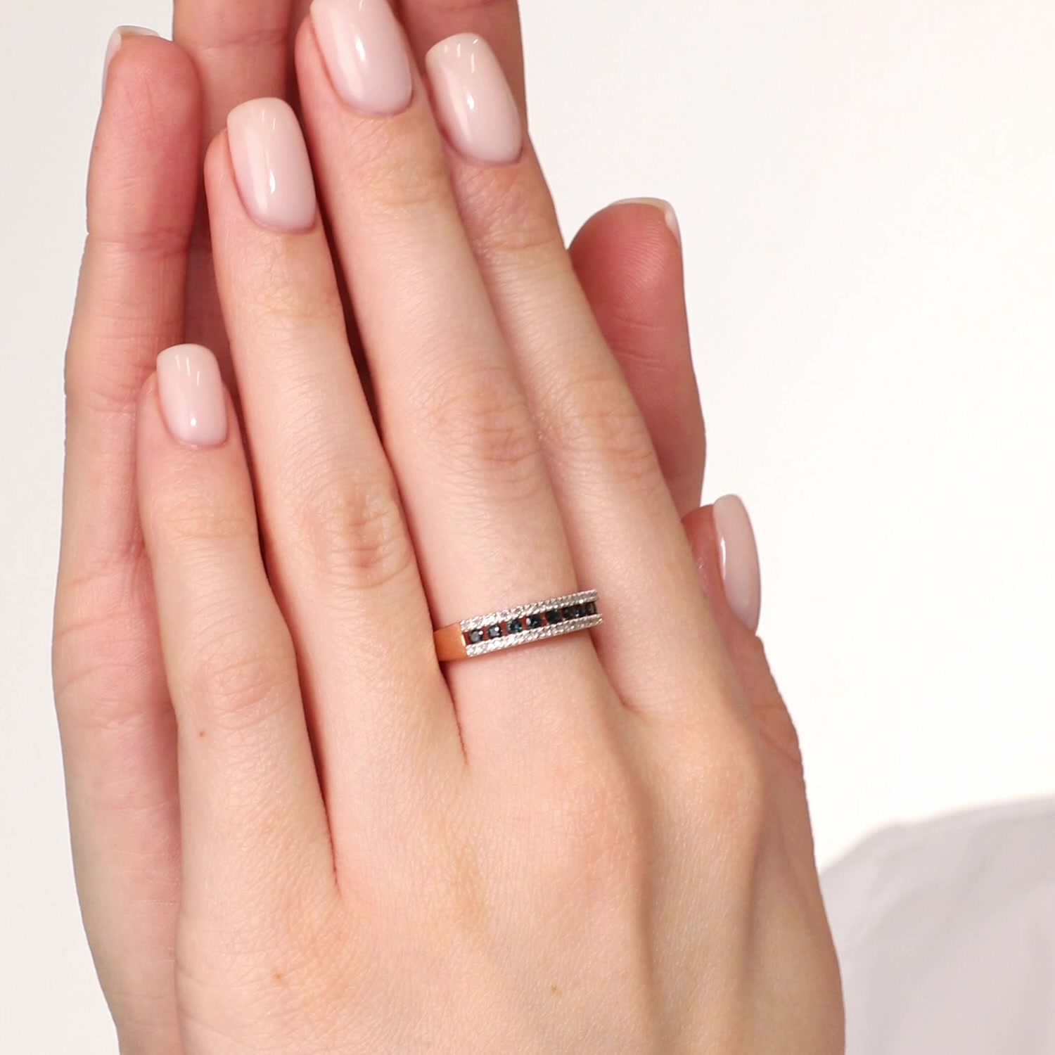 Золотое кольцо с сапфирами и бриллиантами