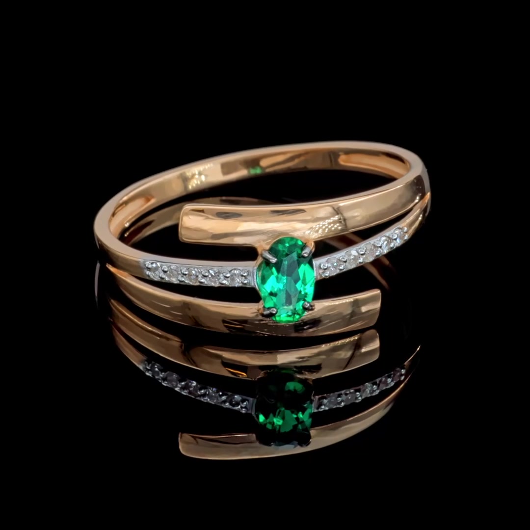 Золотое кольцо с изумрудом выращенным и бриллиантами