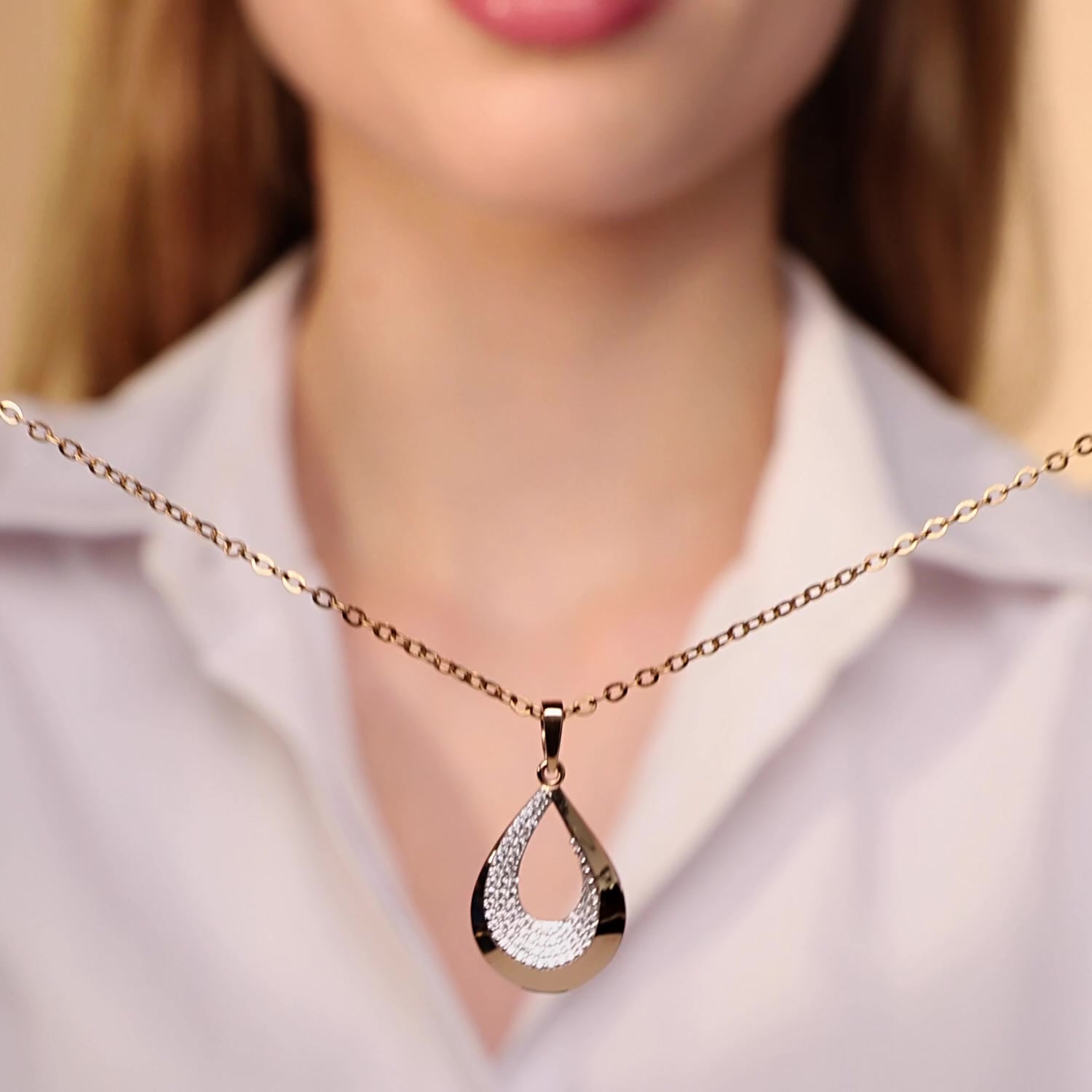 Золотая подвеска с фианитами