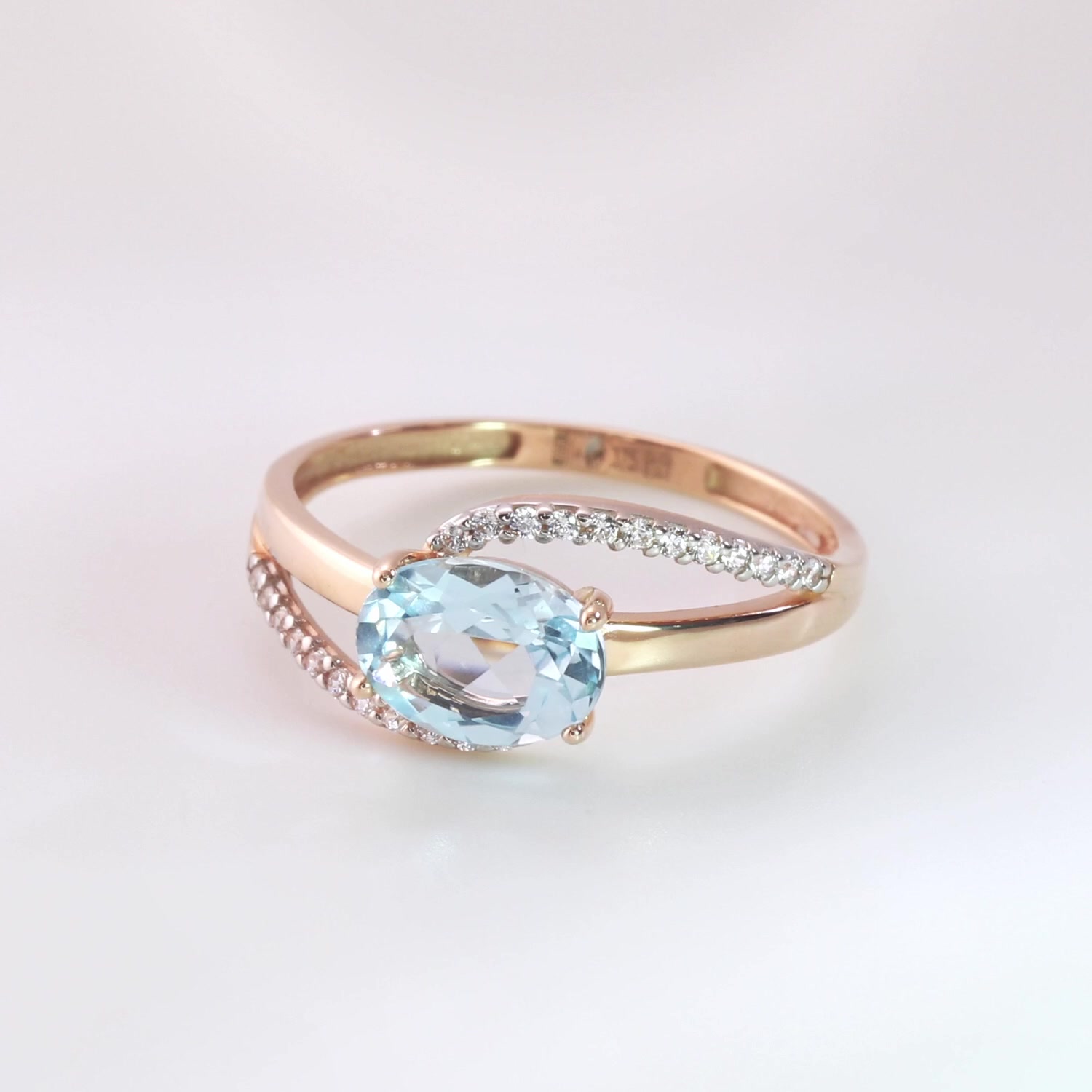 Золотое кольцо с топазом Sky и фианитами