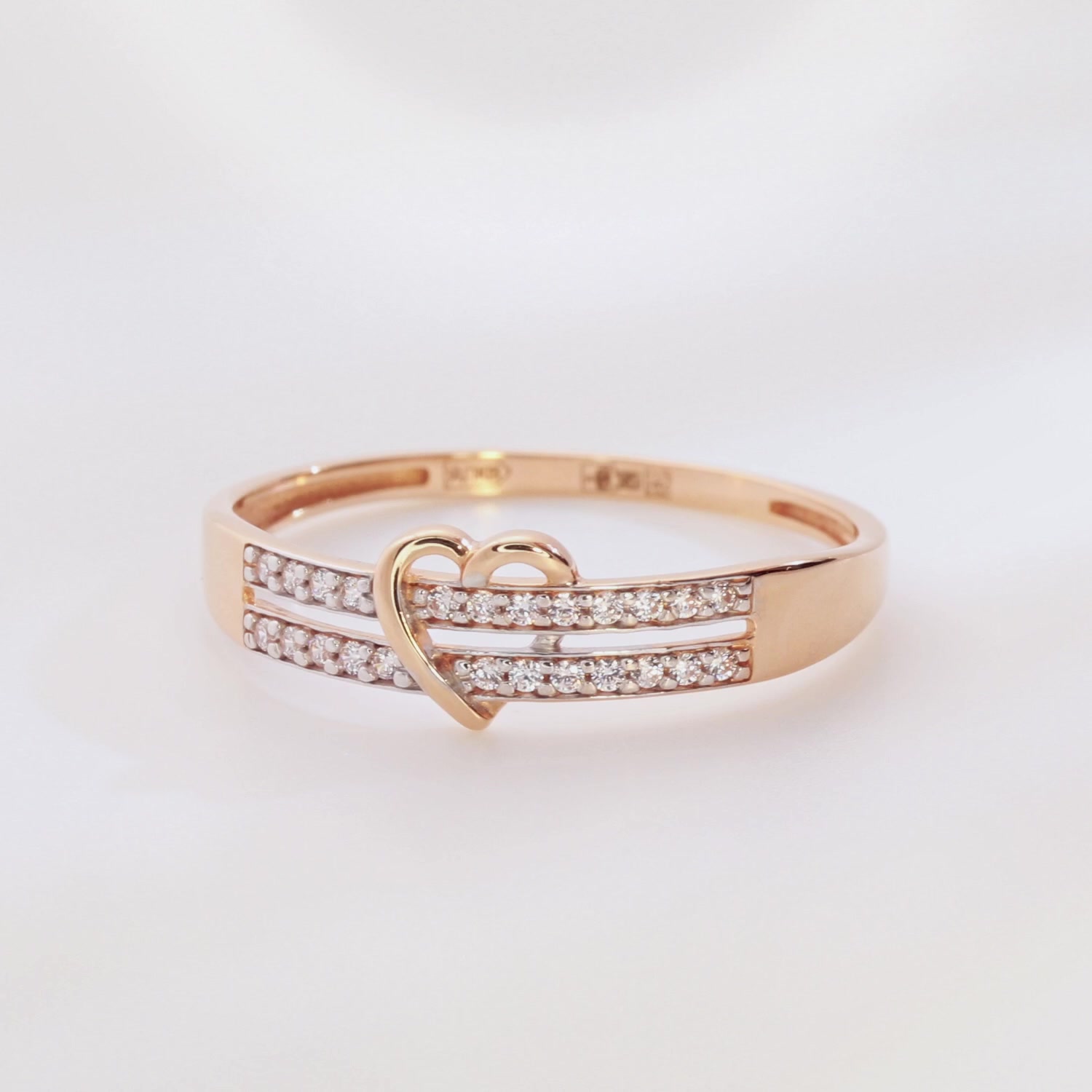 Золотое кольцо с фианитами