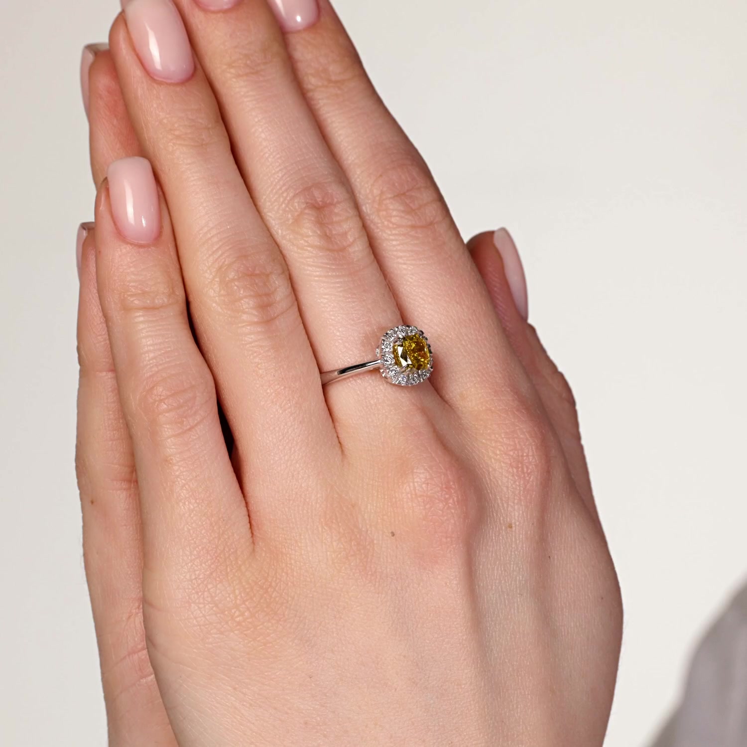 Золотое кольцо с бриллиантами выращенными