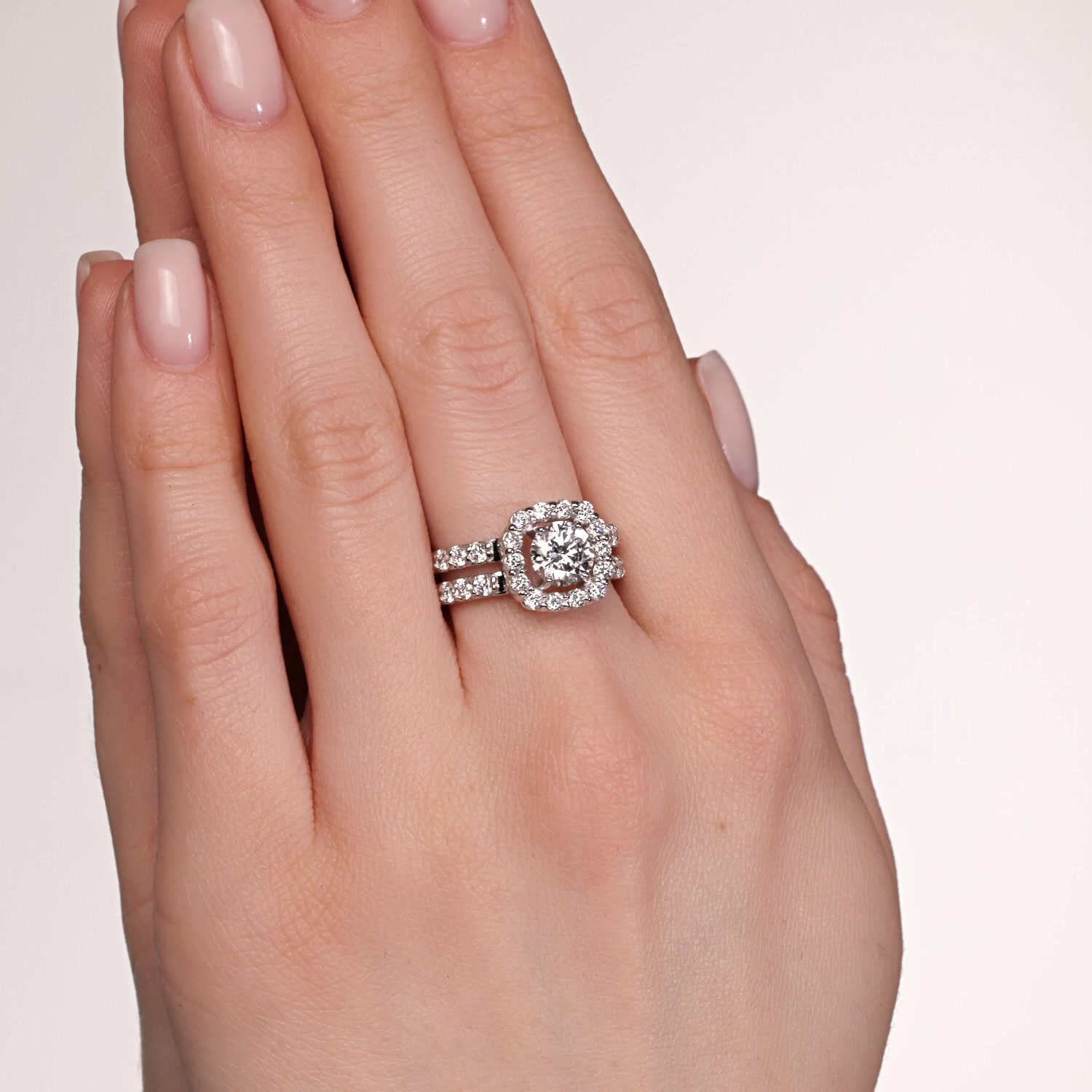 Золотое кольцо с бриллиантами выращенными