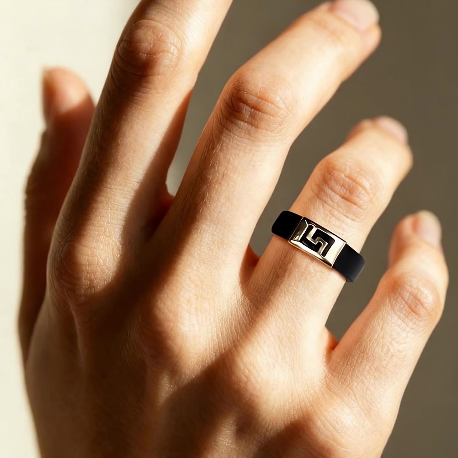 Каучуковое кольцо с золотой вставкой