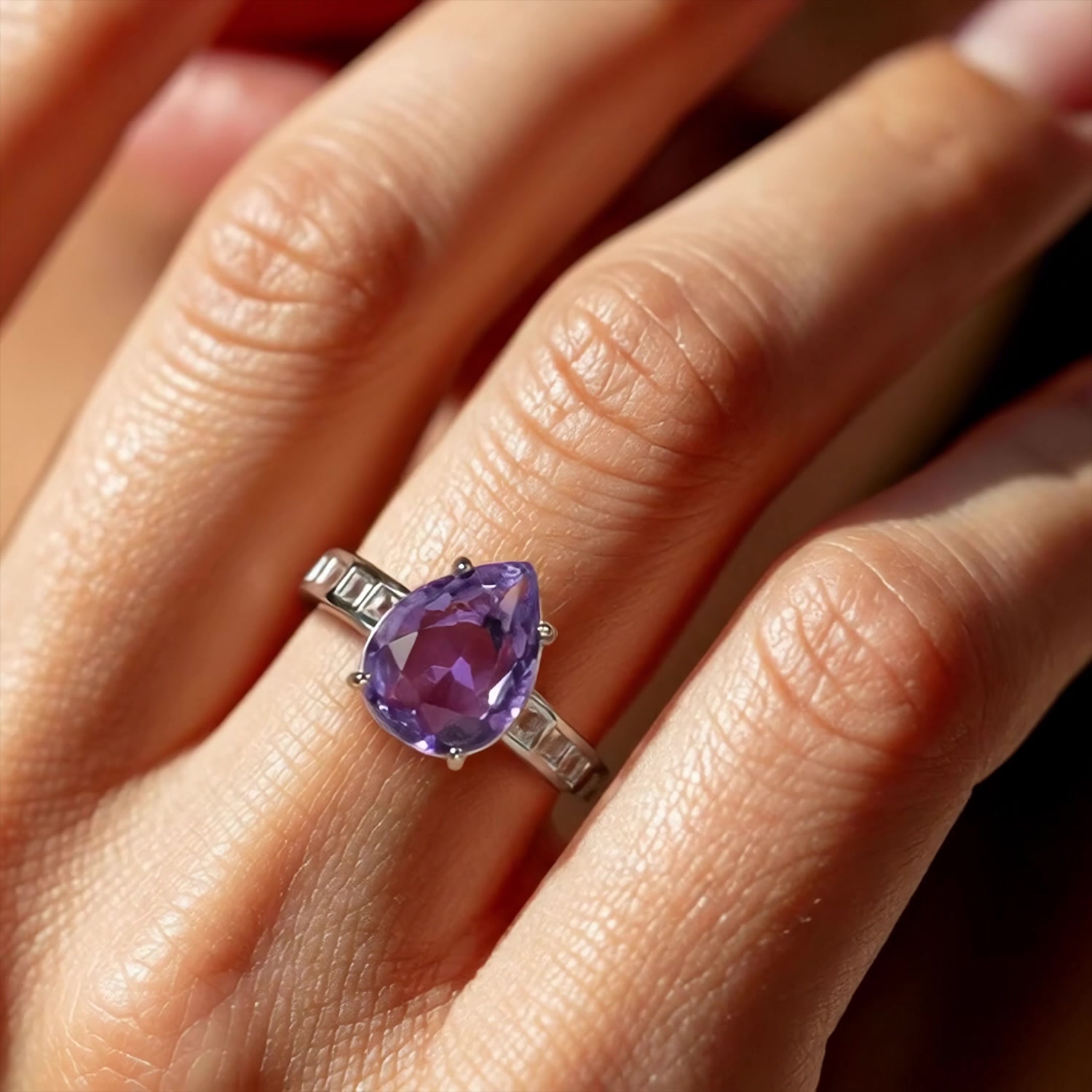 Серебряное кольцо с имитацией кварца и фианитами