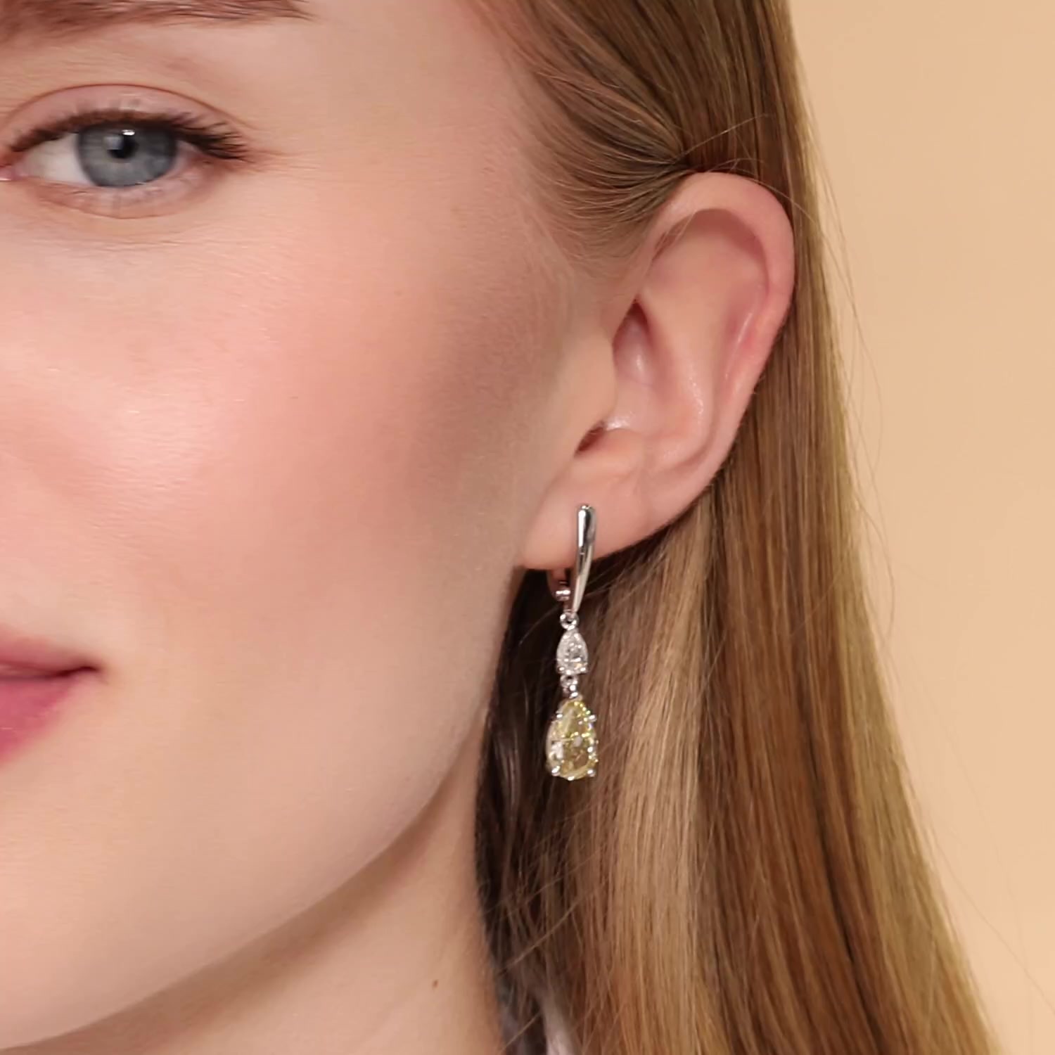 Золотые серьги с бриллиантами выращенными