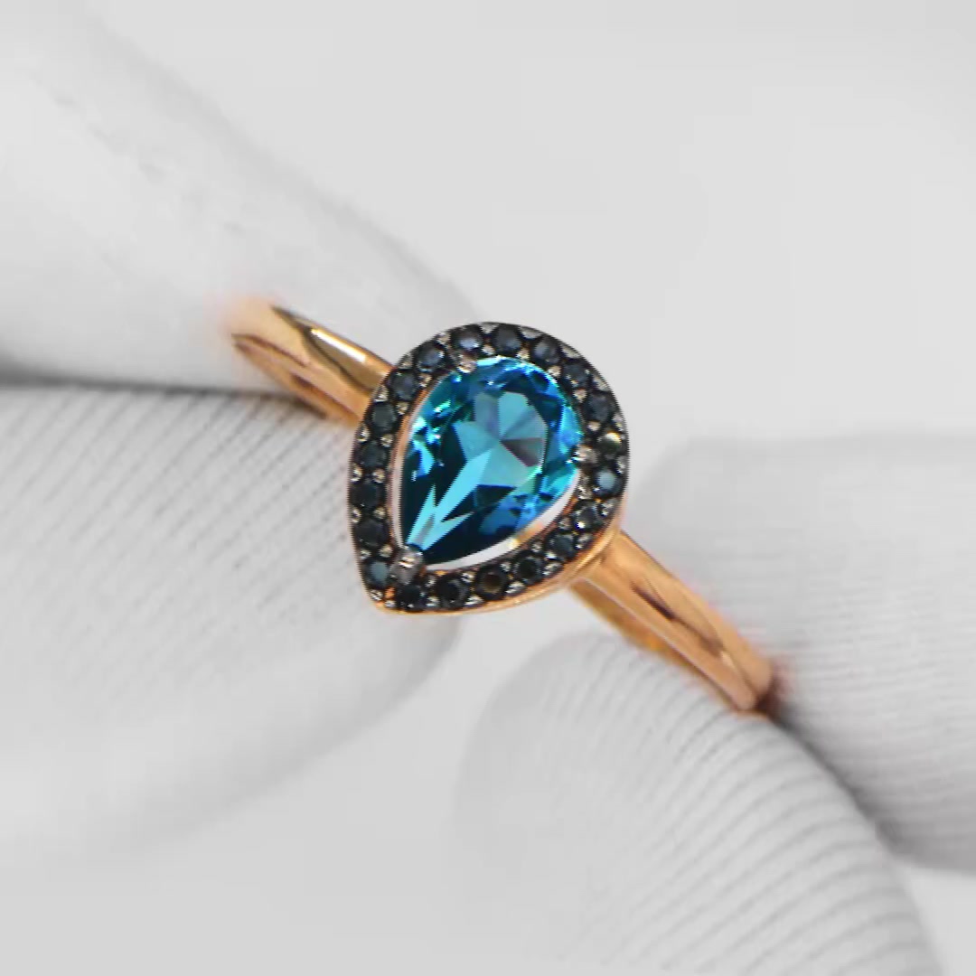 Золотое кольцо с топазом London и фианитами