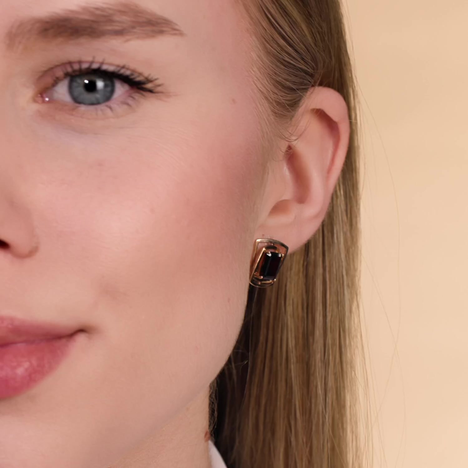 Золотые серьги с гранатом