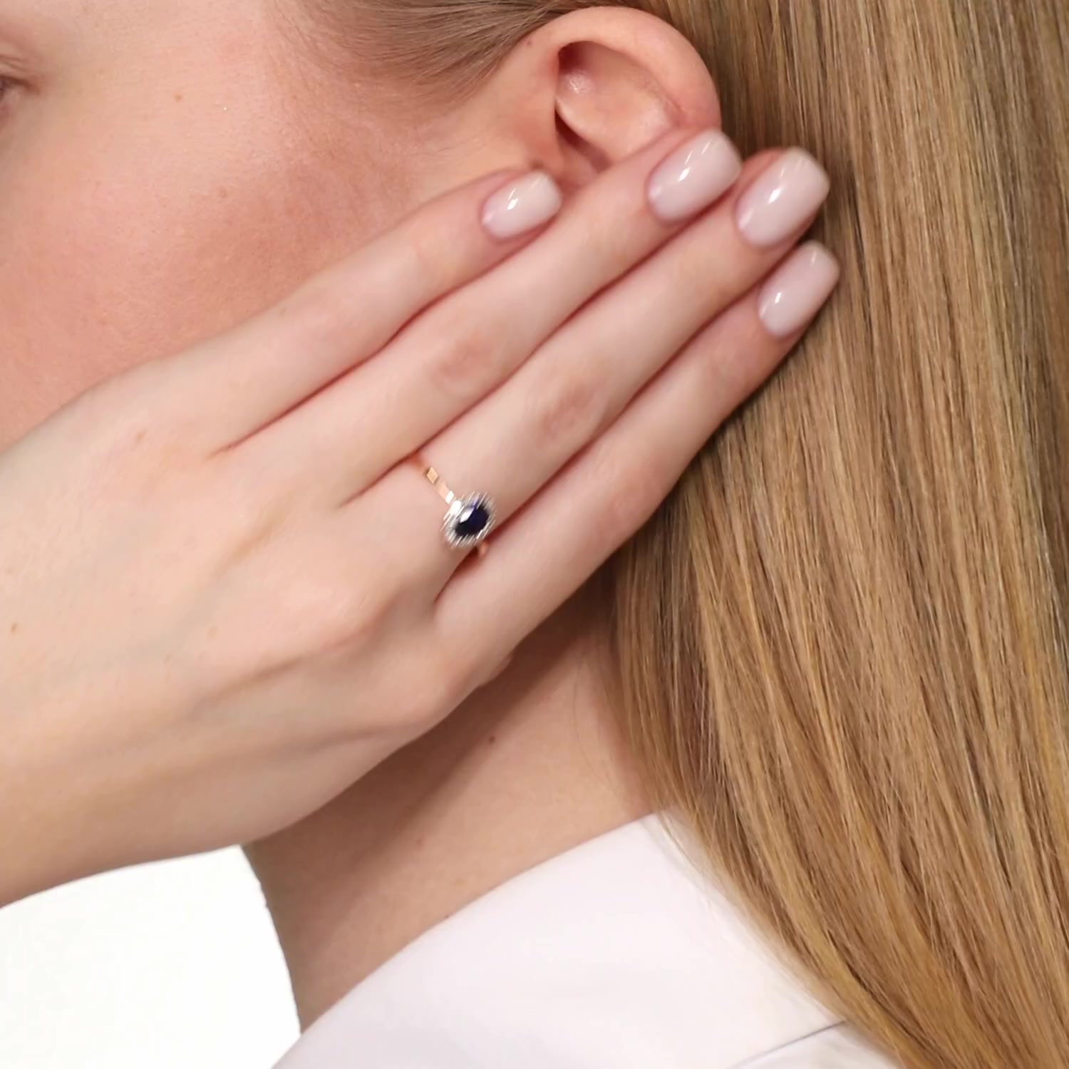 Золотое кольцо с сапфиром выращенным и бриллиантами