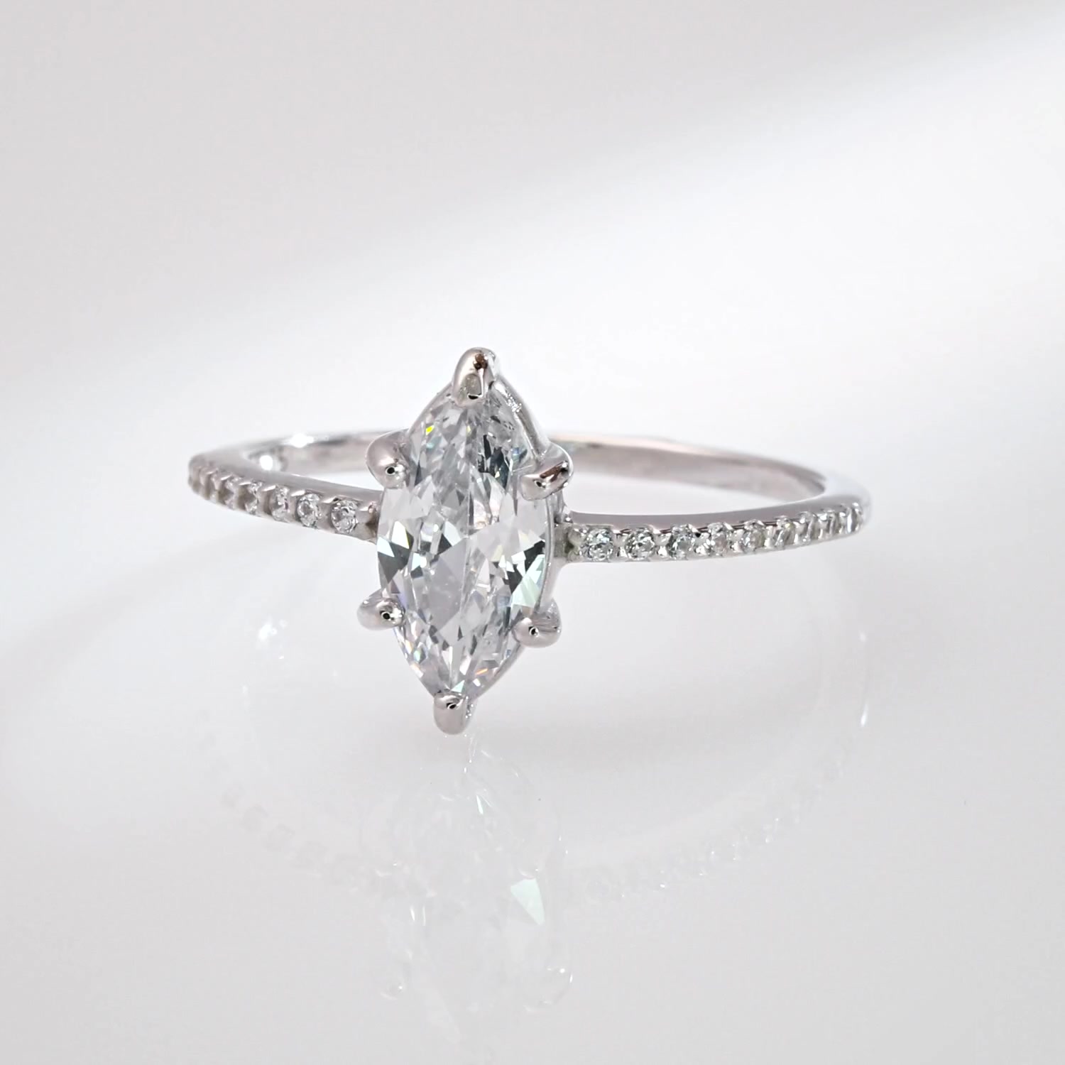 Серебряное кольцо с фианитами