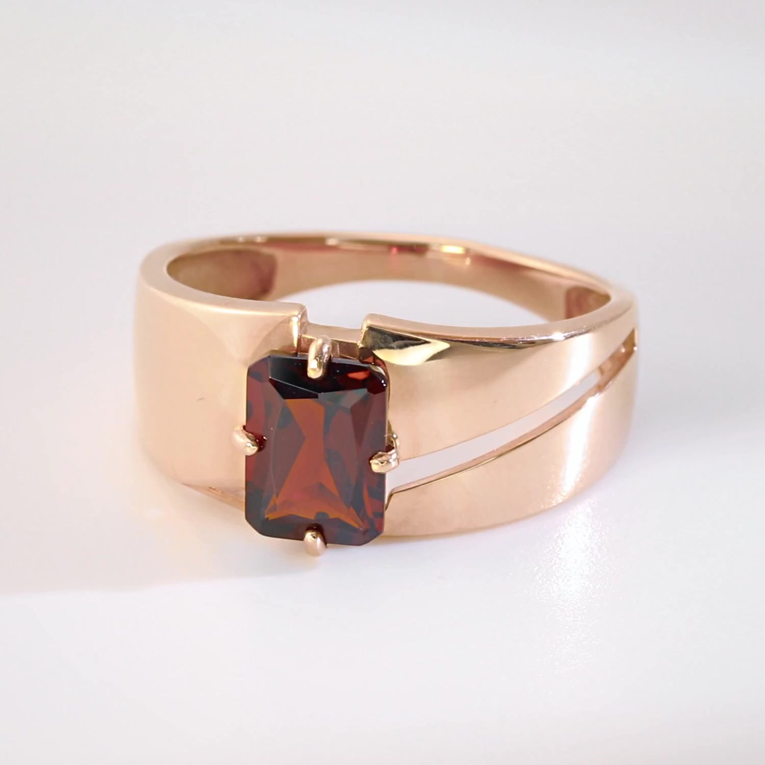Золотое кольцо с гранатом