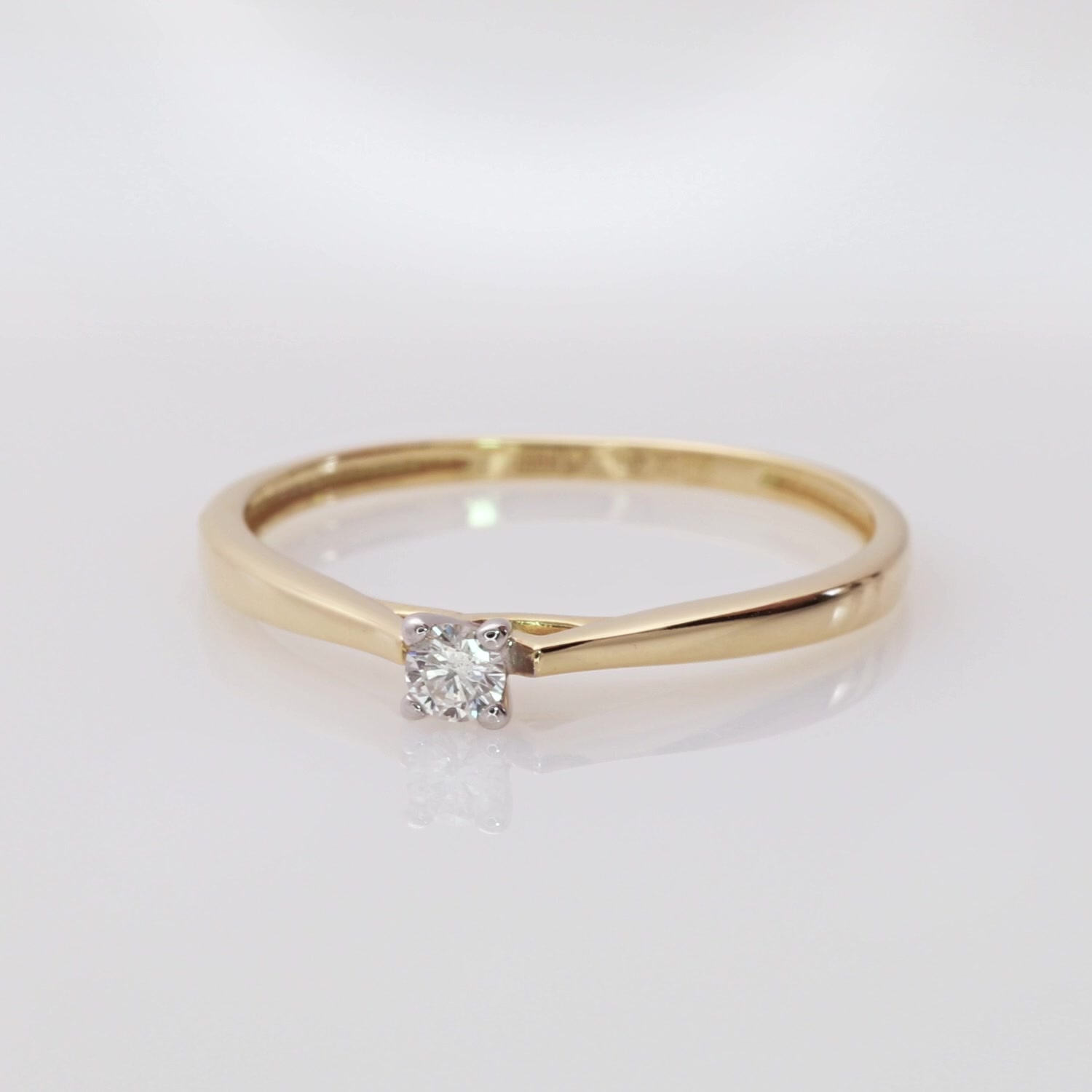 Золотое кольцо с бриллиантом